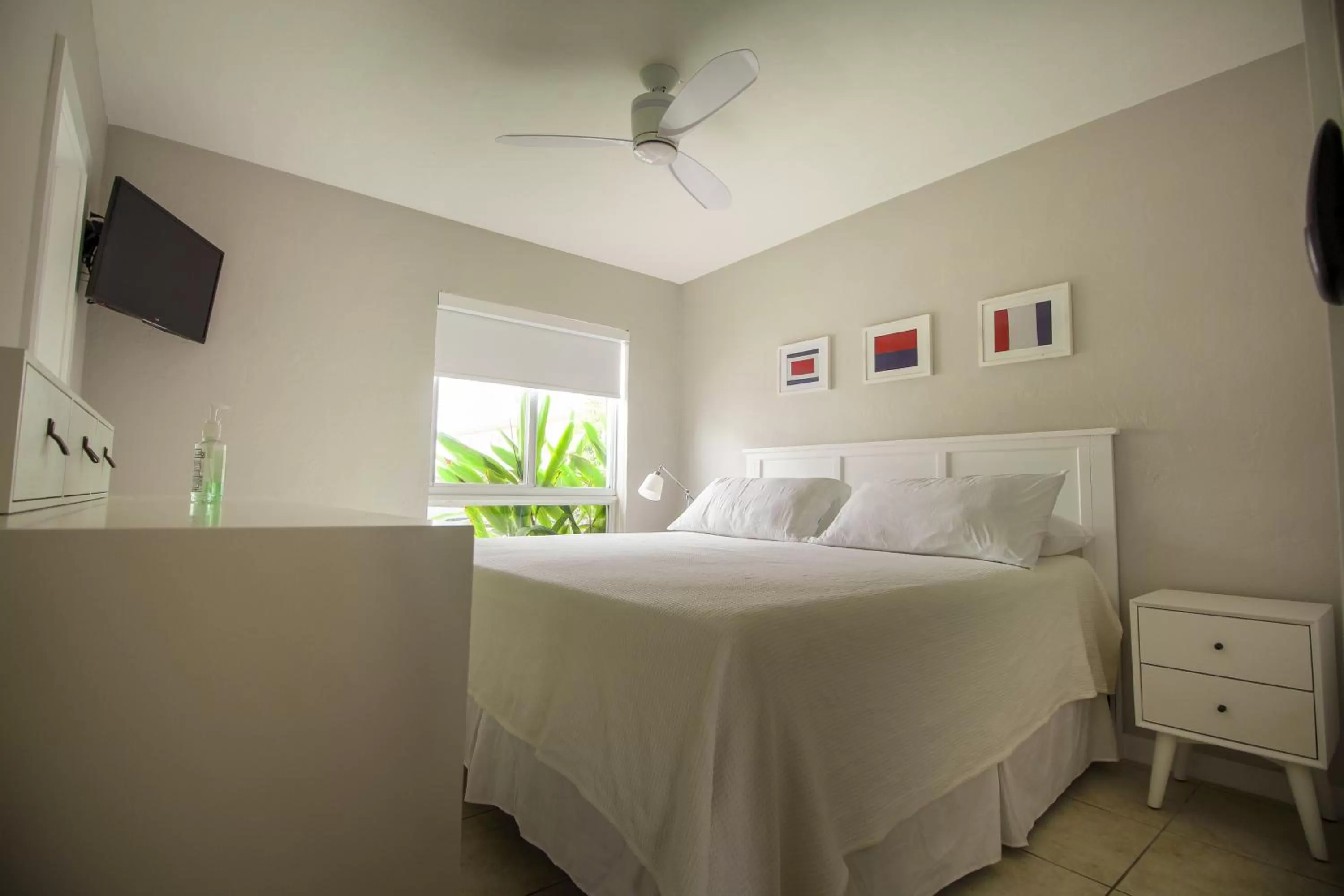 Bedroom, Bed in Shore View Hotel