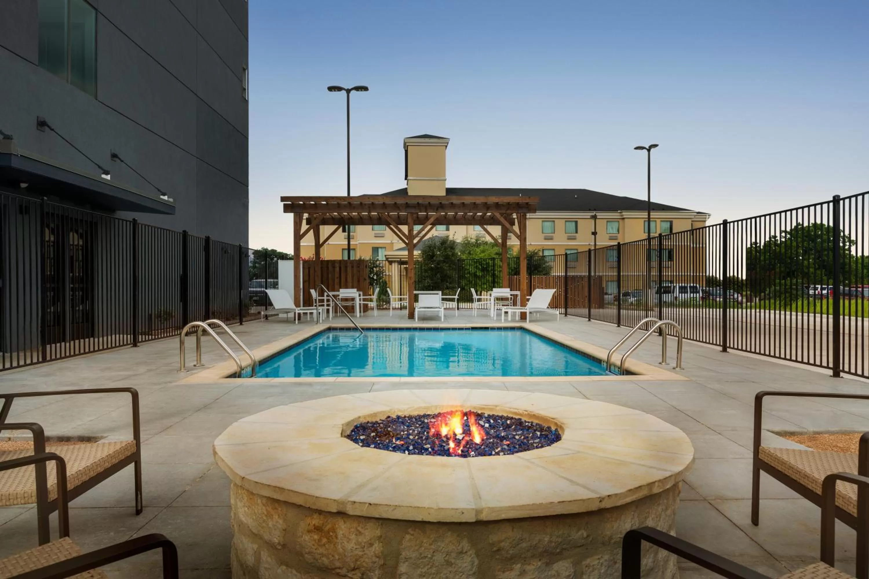 Property building in Country Inn & Suites by Radisson, New Braunfels, TX