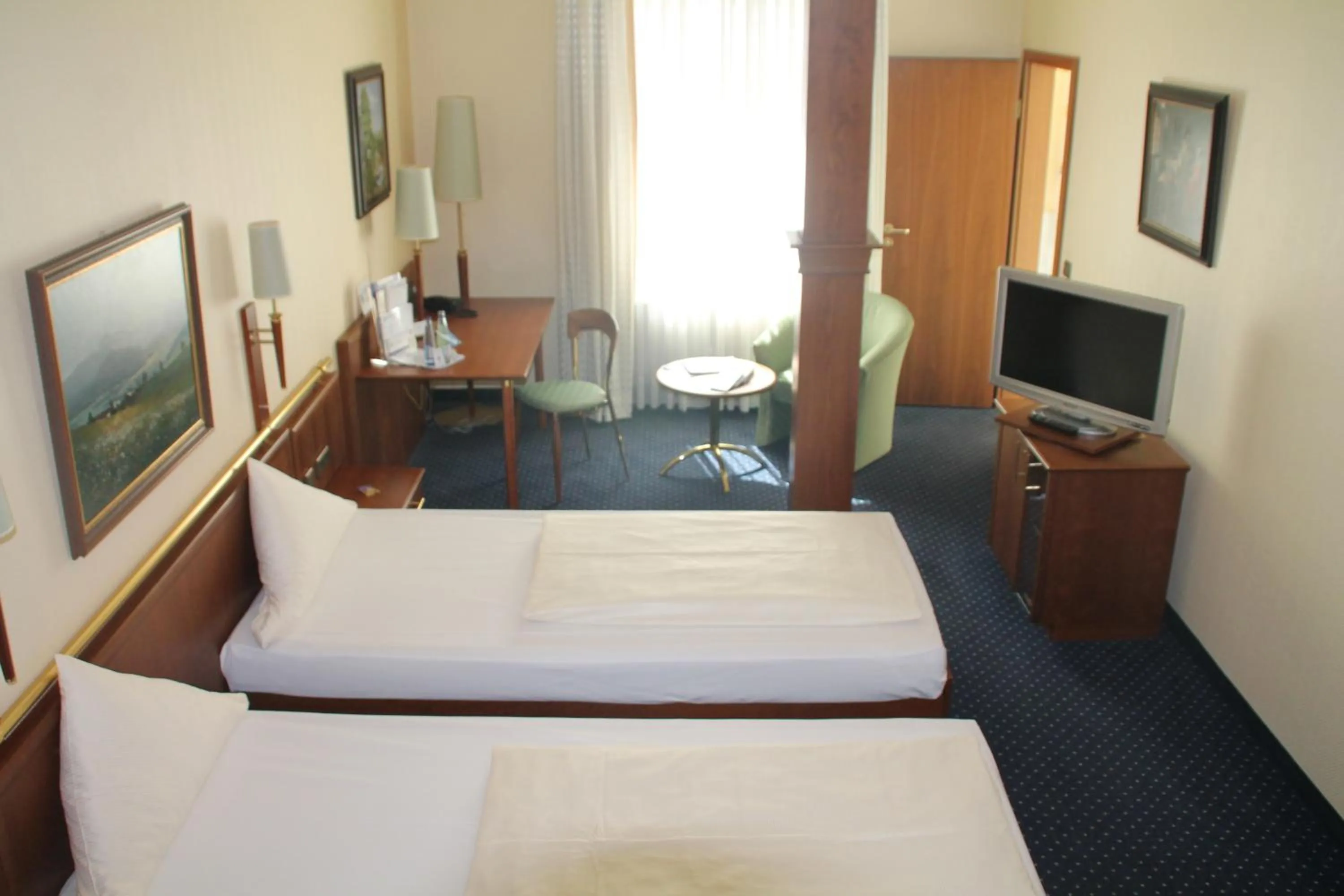 Photo of the whole room, Bed in Victoria Hotel