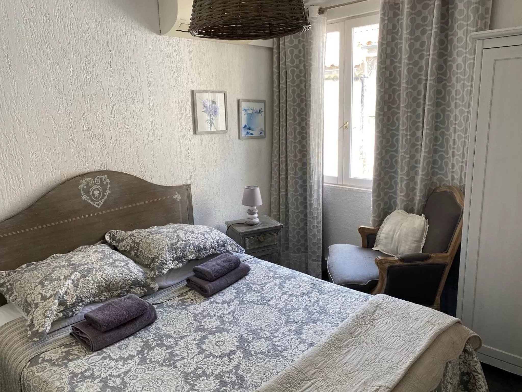 Property building, Bed in Hôtel Restaurant Le Provençal