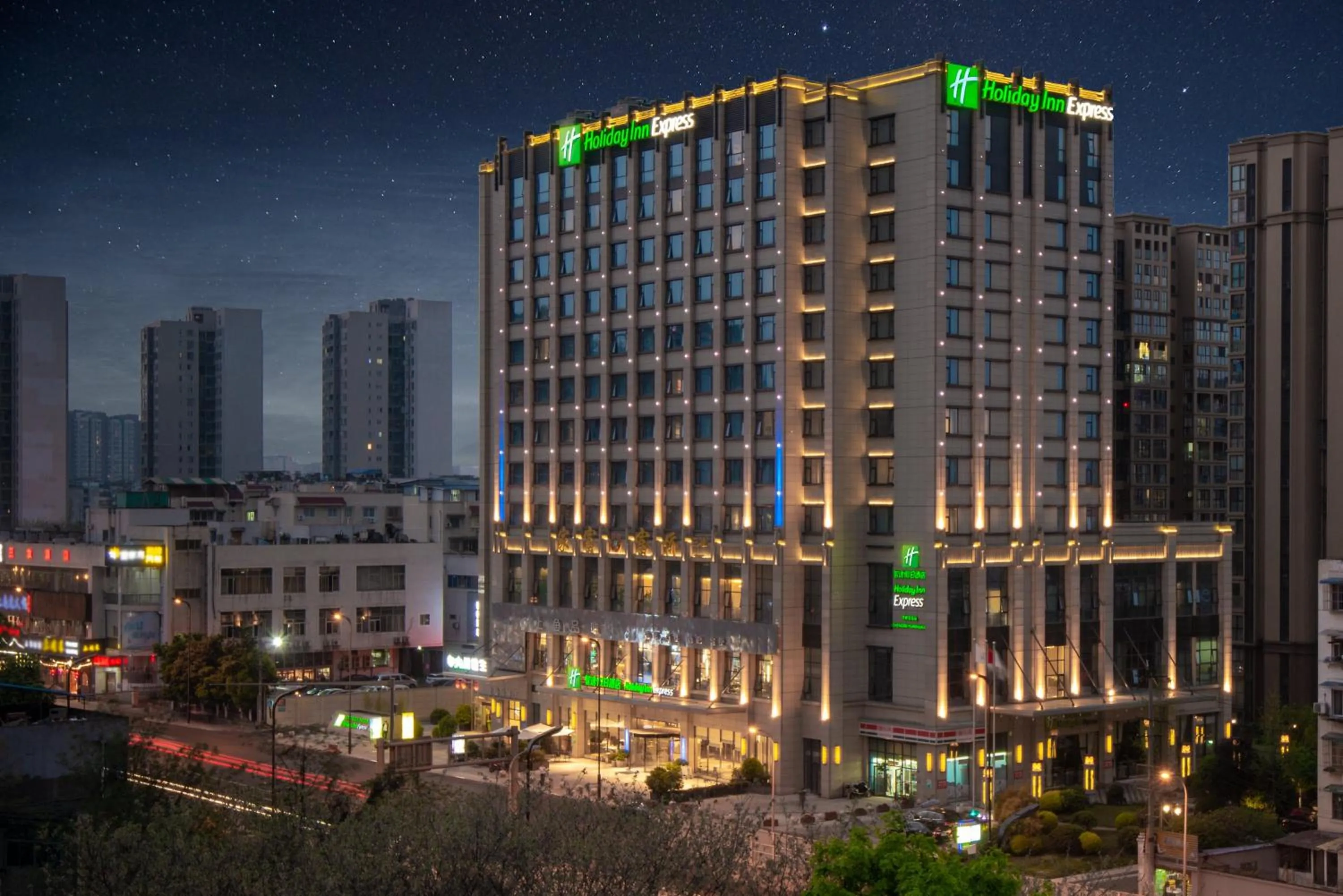 Property building in Holiday Inn Express Chengdu Huanhuaxi by IHG-Near Jinsha Site Musem,Near Wuhou Temple Museum,Welcome drinks,Free gym,Free self-service laundry