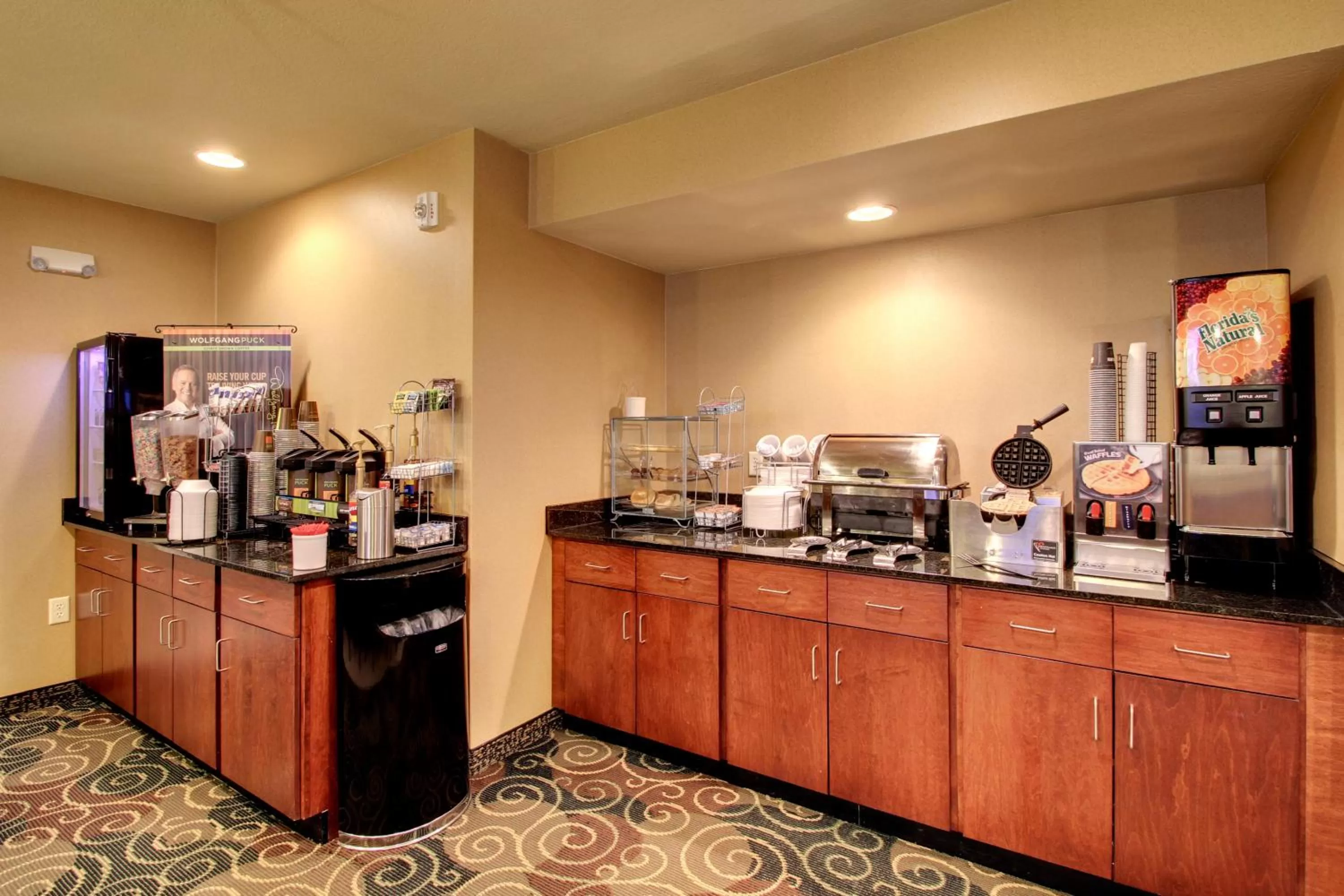 Breakfast in Cobblestone Hotel & Suites - Newton
