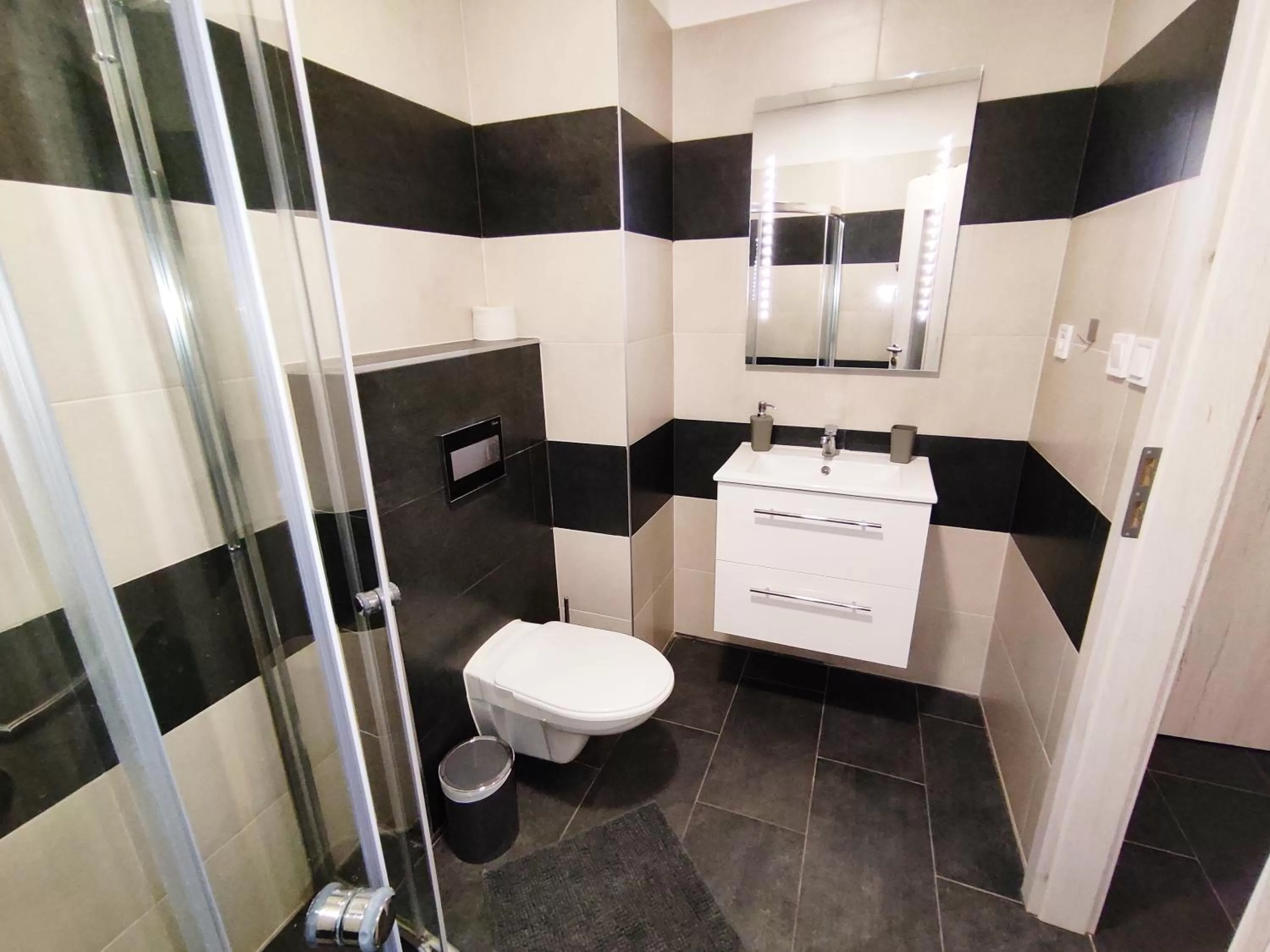 Shower in Hotel Slobi