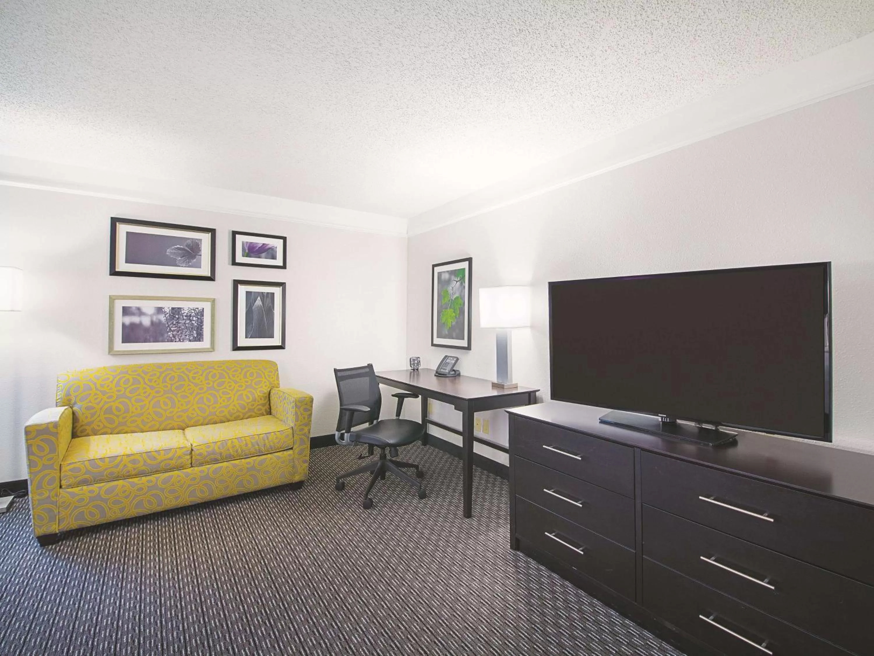 Photo of the whole room in La Quinta by Wyndham Austin Round Rock