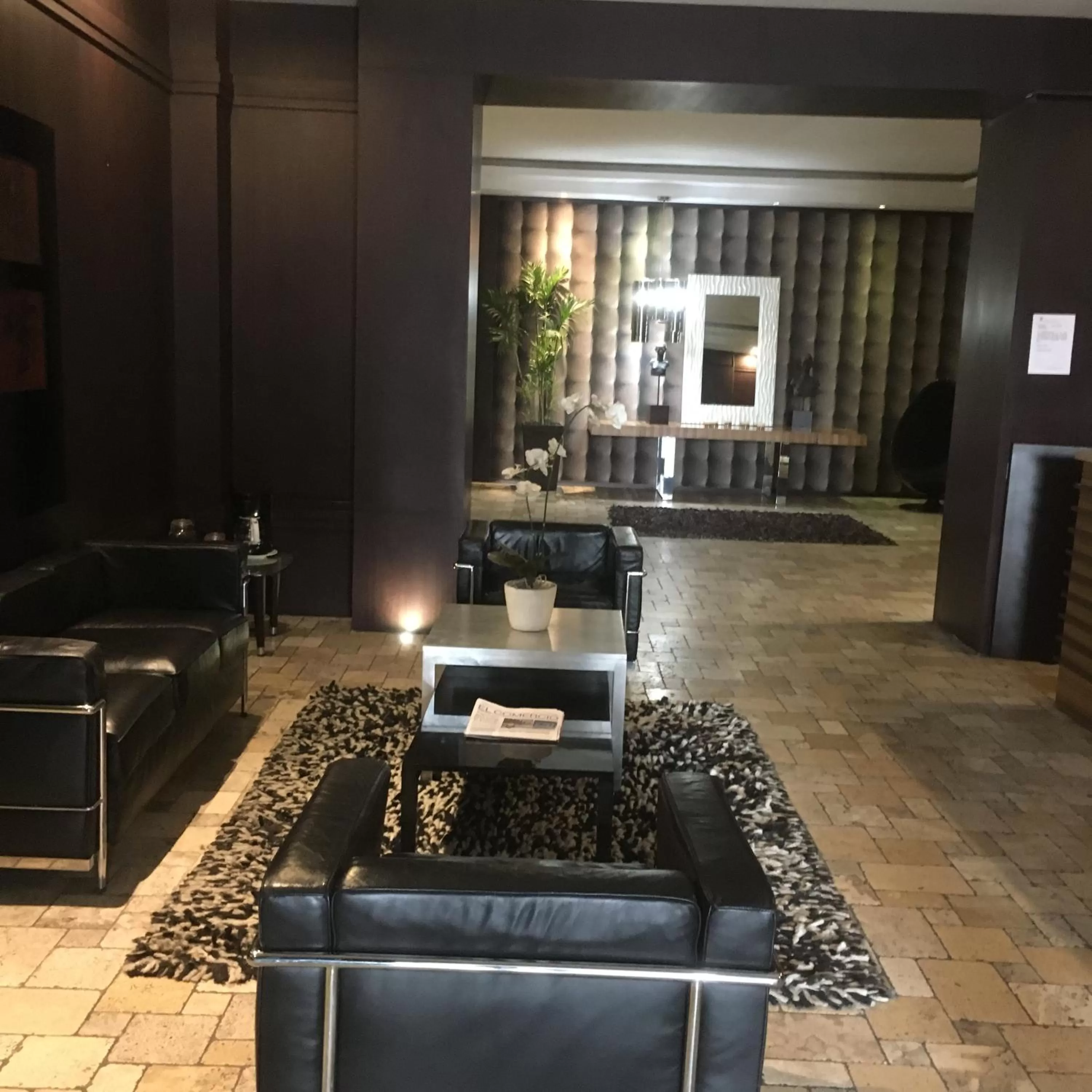 Communal lounge/ TV room in Suites Parque Real