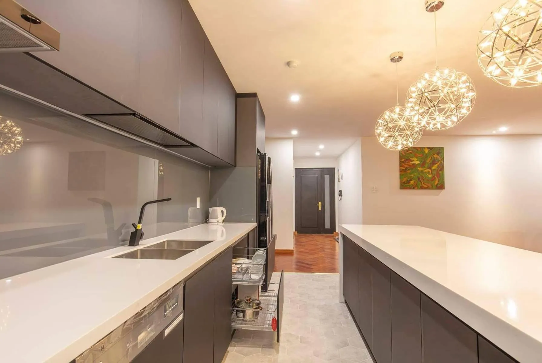 Kitchen or kitchenette in Len's Hotel