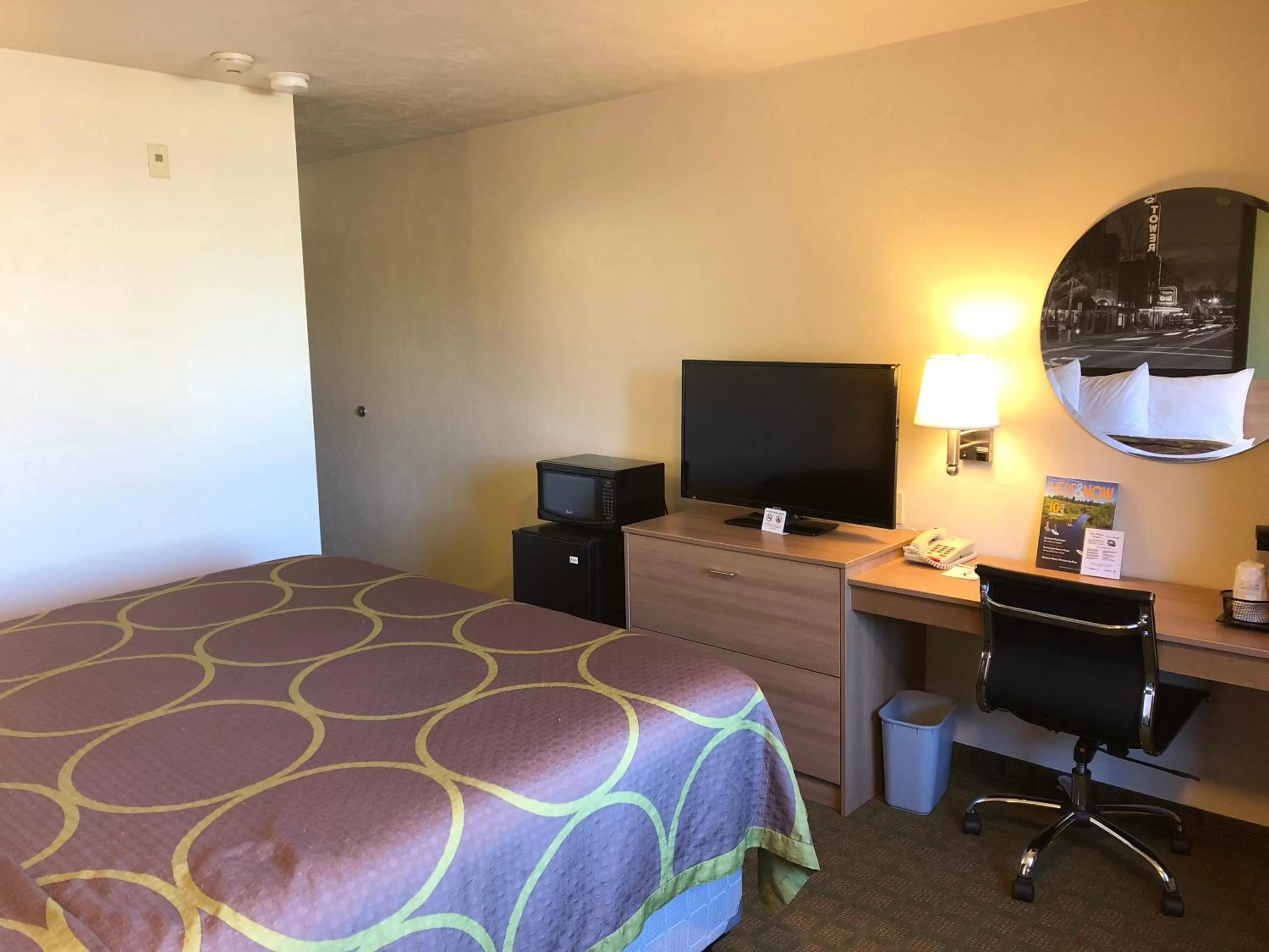 Bedroom, Bed in Super 8 by Wyndham Bend