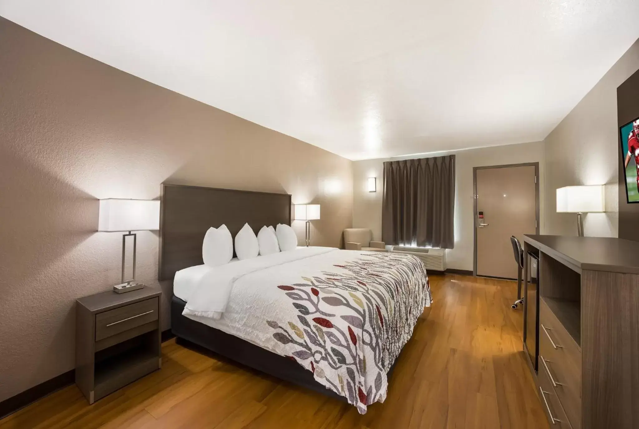 Deluxe King Room Smoke Free in Red Roof Inn & Suites Thomasville Deluxe King Room Smoke Free in Red Roof Inn & Suites Thomasville