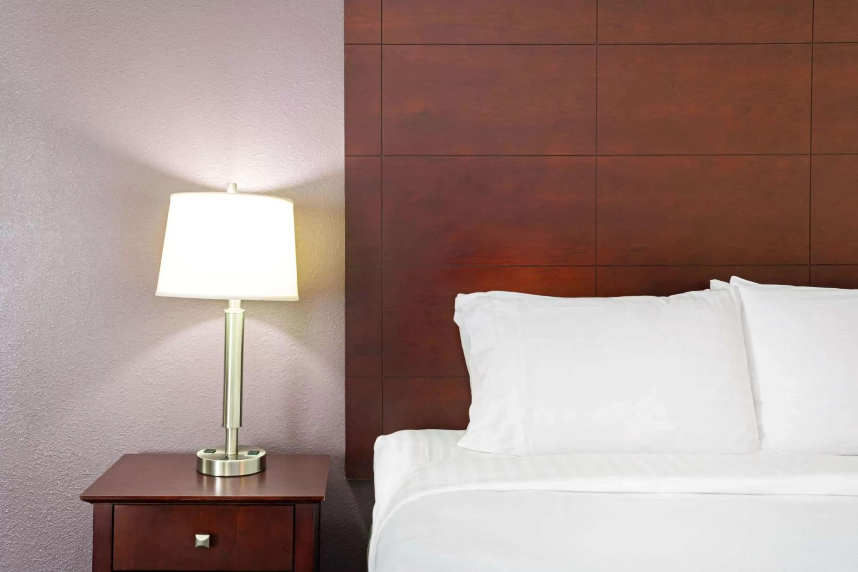 Bed in La Quinta Inn & Suites by Wyndham Denver Aurora Medical