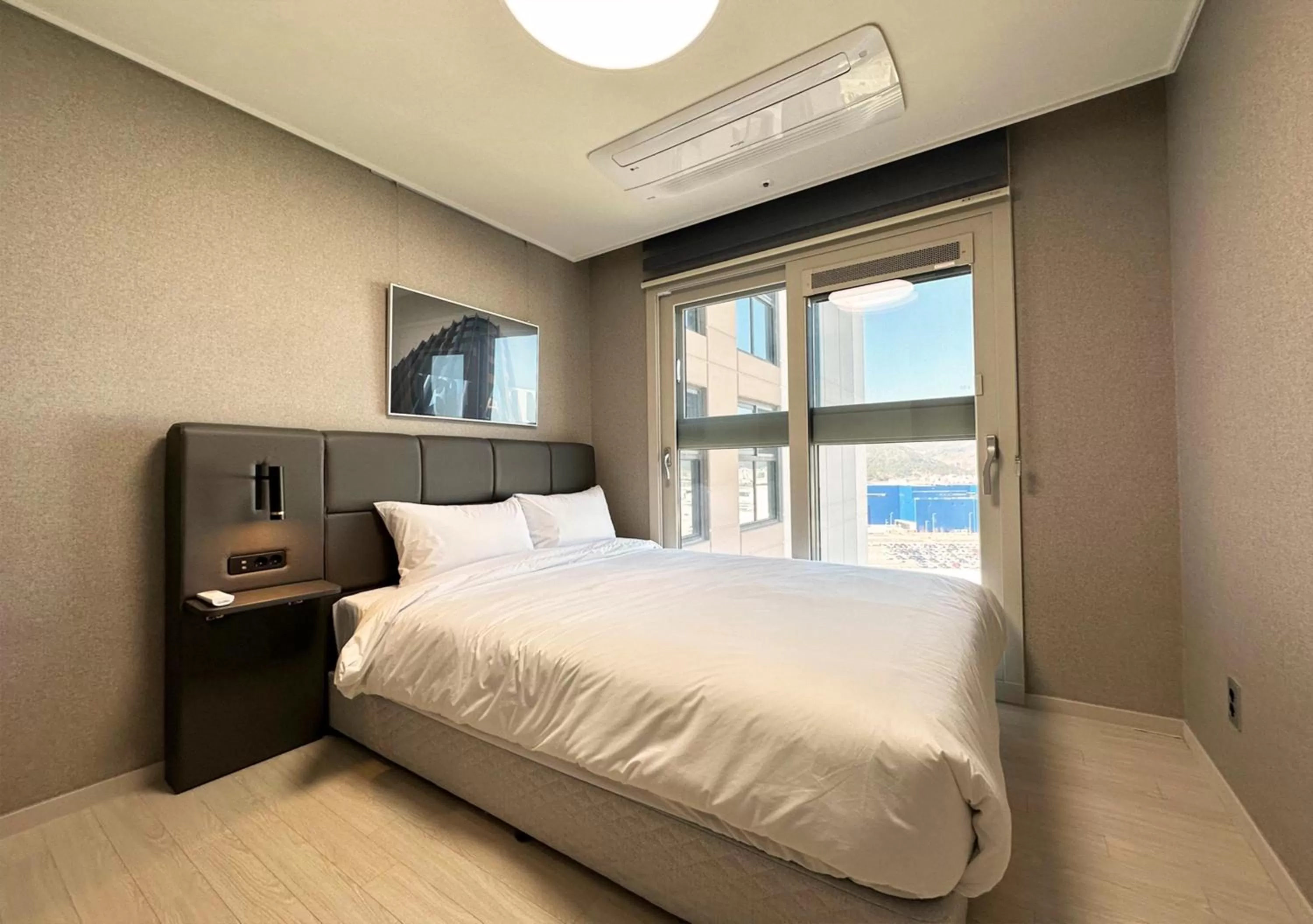 Bed in Y Collection by UH FLAT Osiria