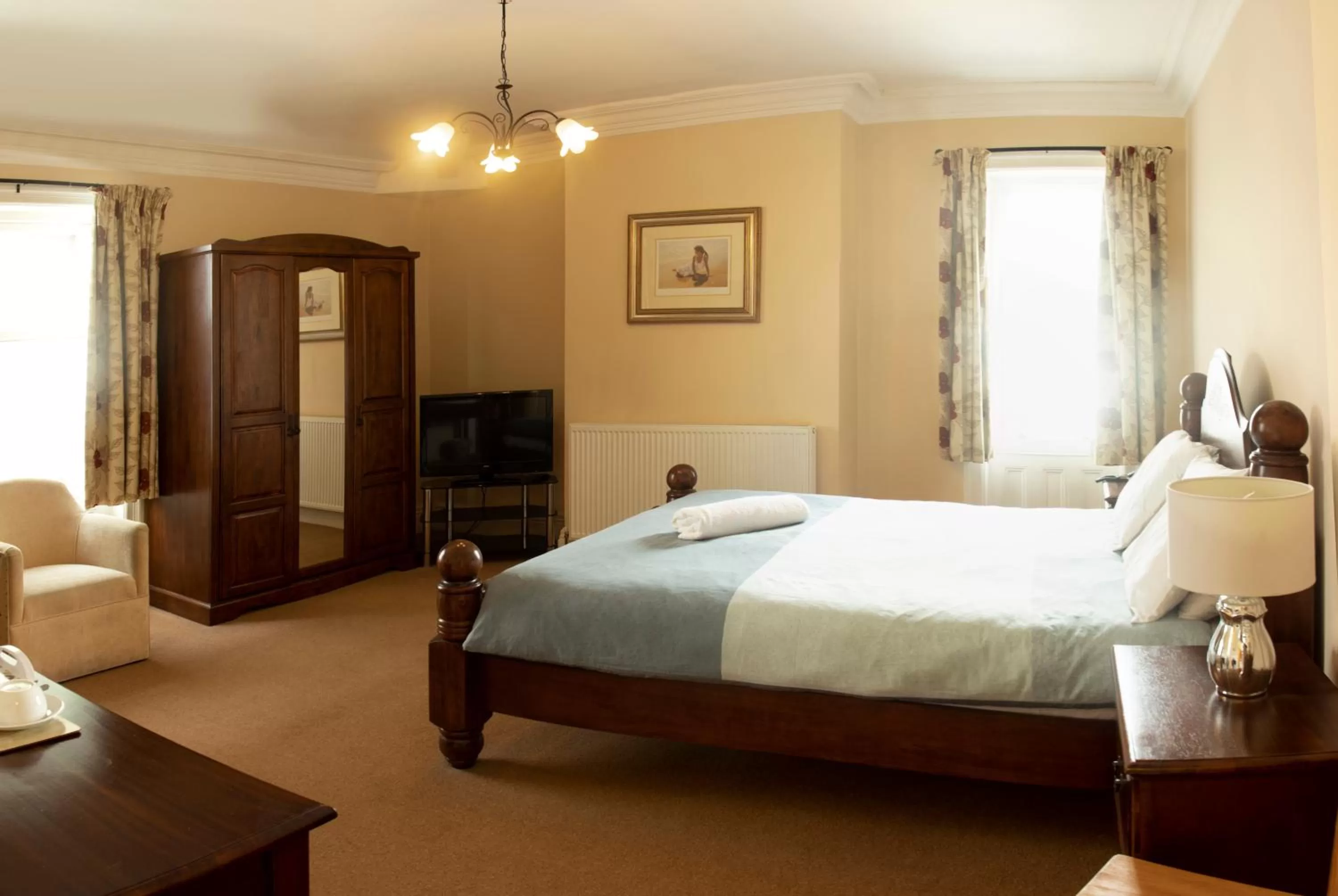 Bedroom, Bed in The Shakespeare Deluxe Hotel and Caribbean Restaurant Halifax