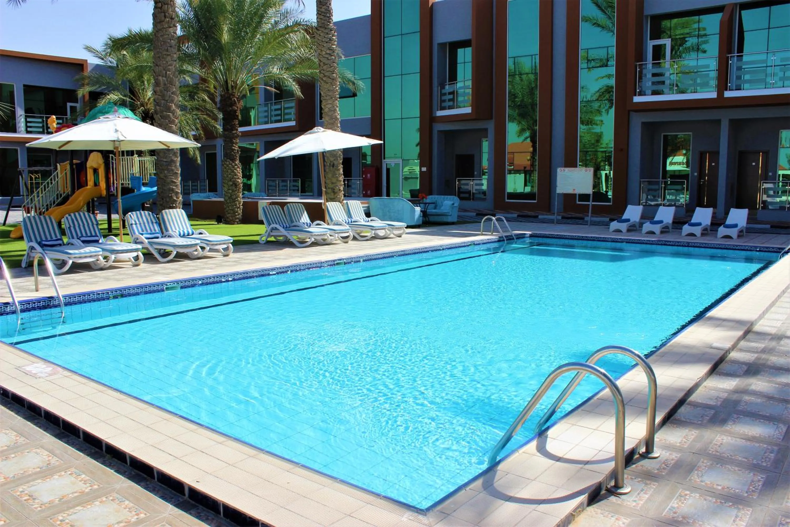 Swimming pool in Royal Residence Hotel Apartments