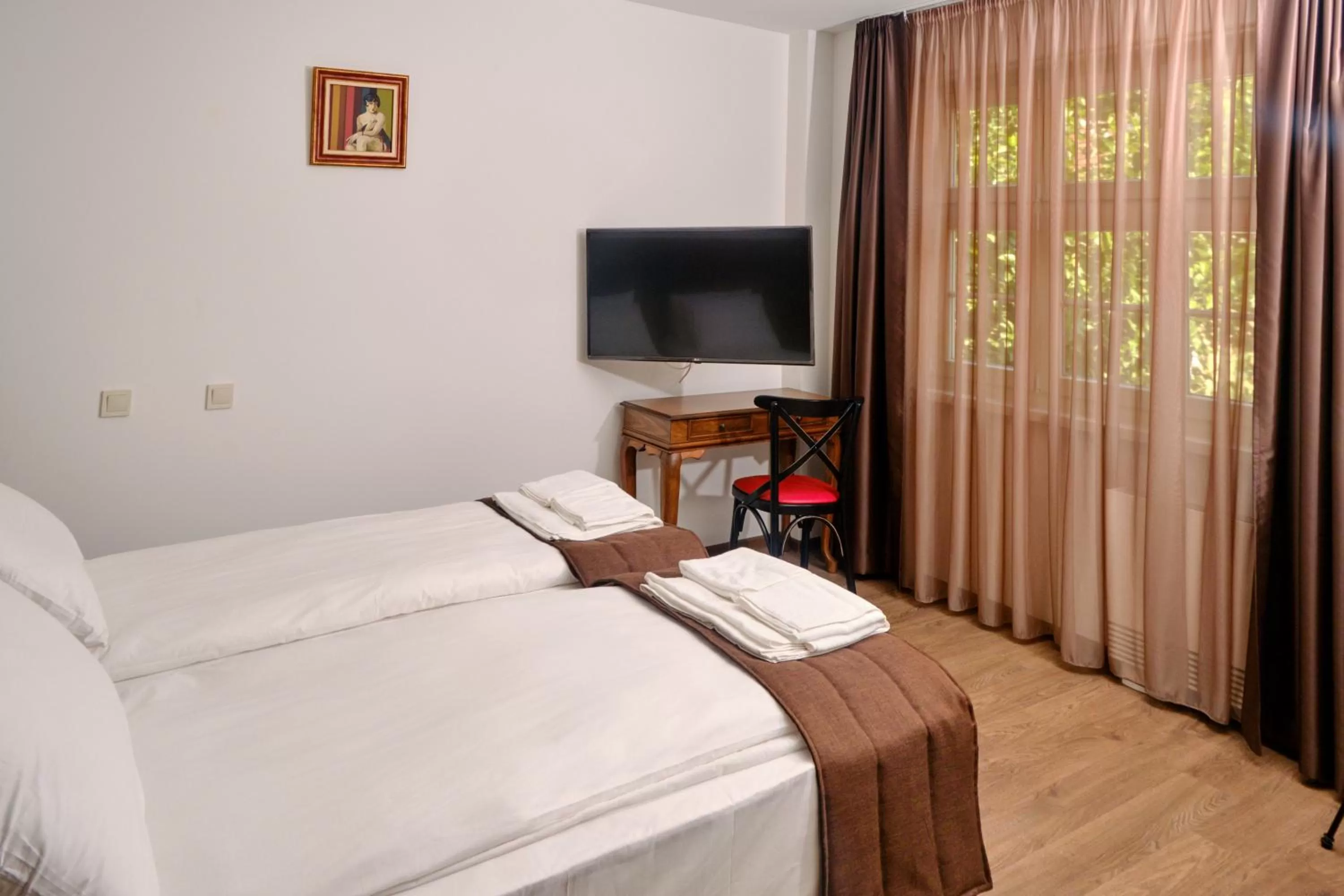 Communal lounge/ TV room, Bed in Hotel Splendid