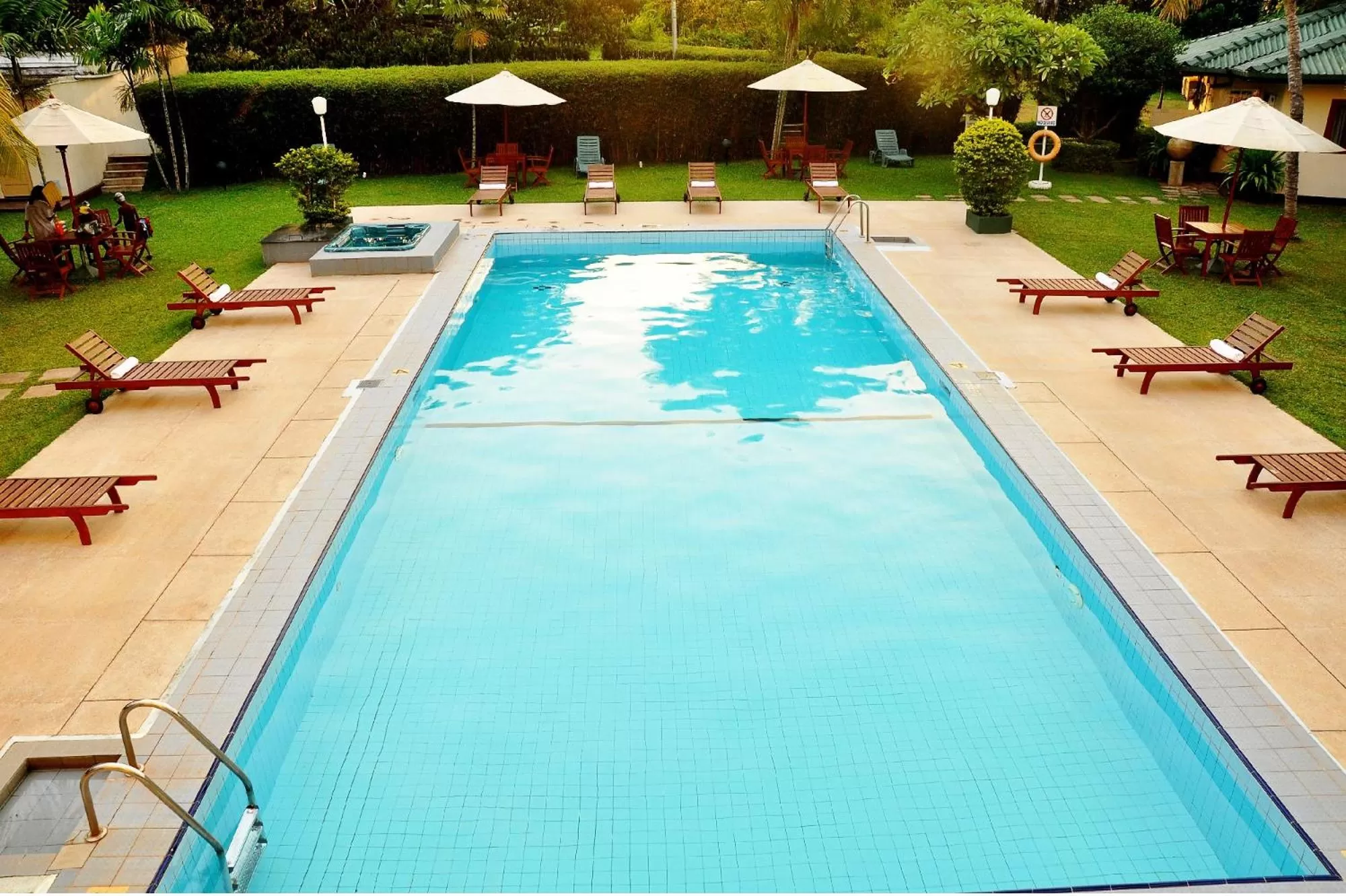 Swimming pool in Ramada Katunayake