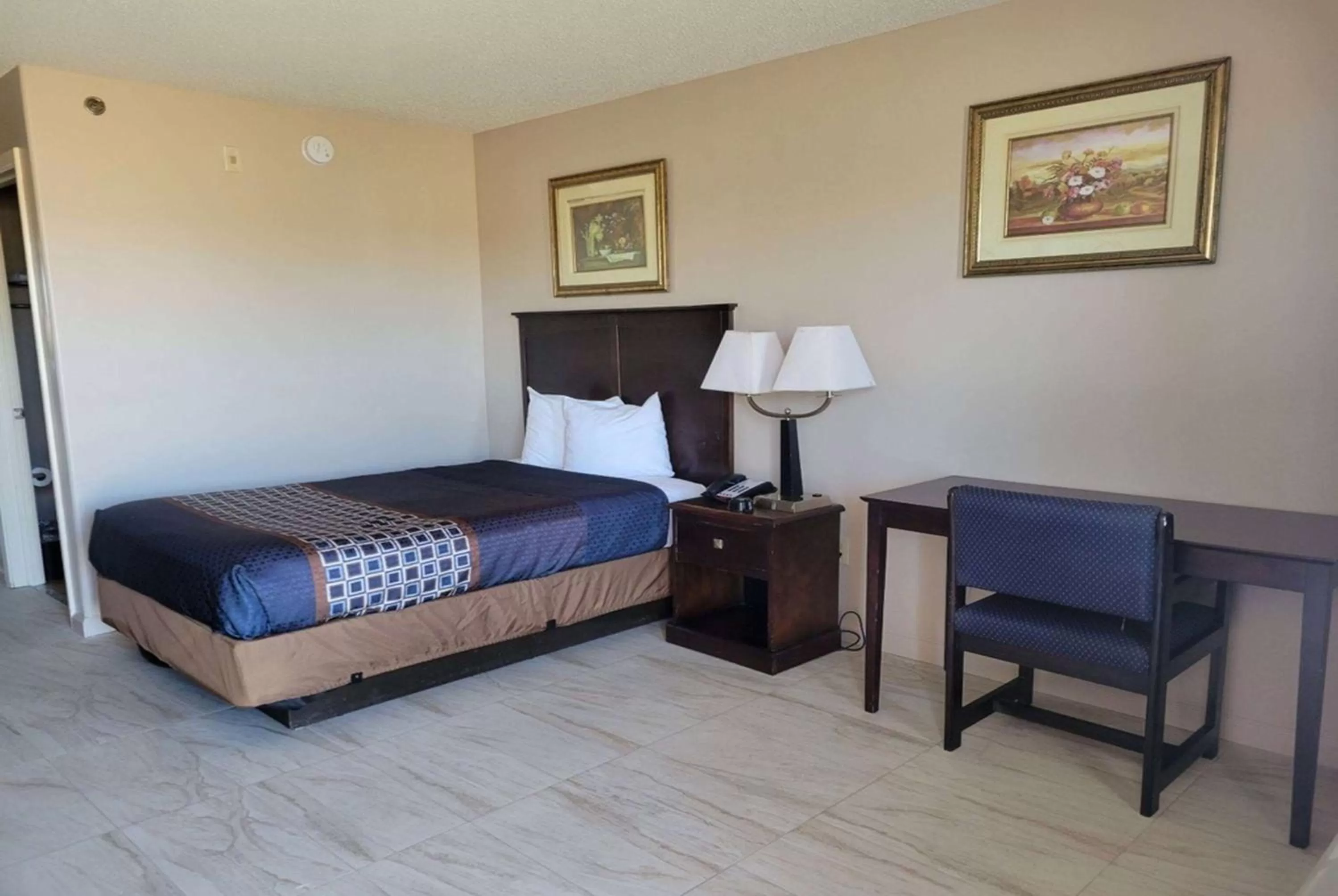 Photo of the whole room, Bed in Carom Inn Denham Springs-BatonRouge