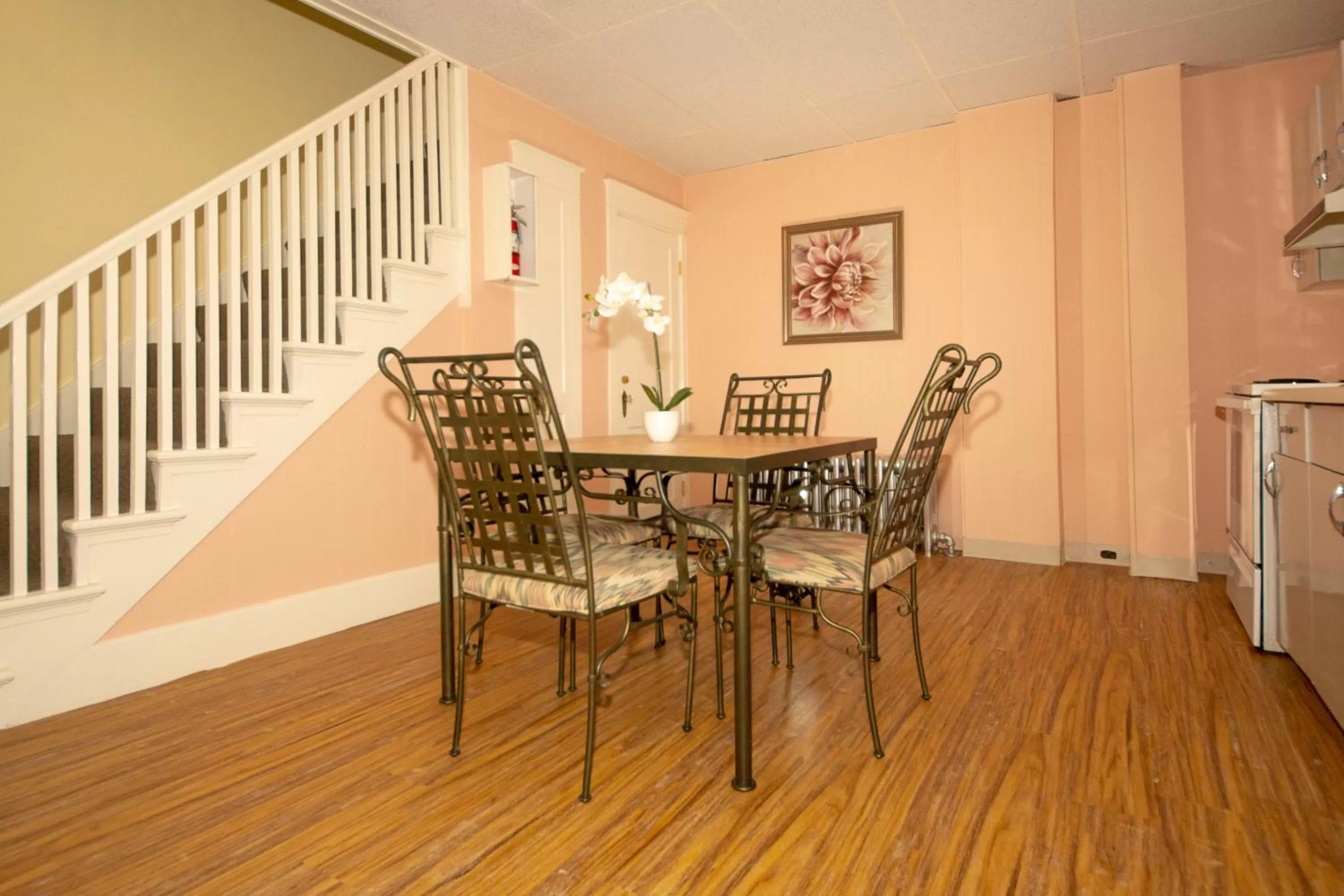 Dining area in Simmons Motel and Suites