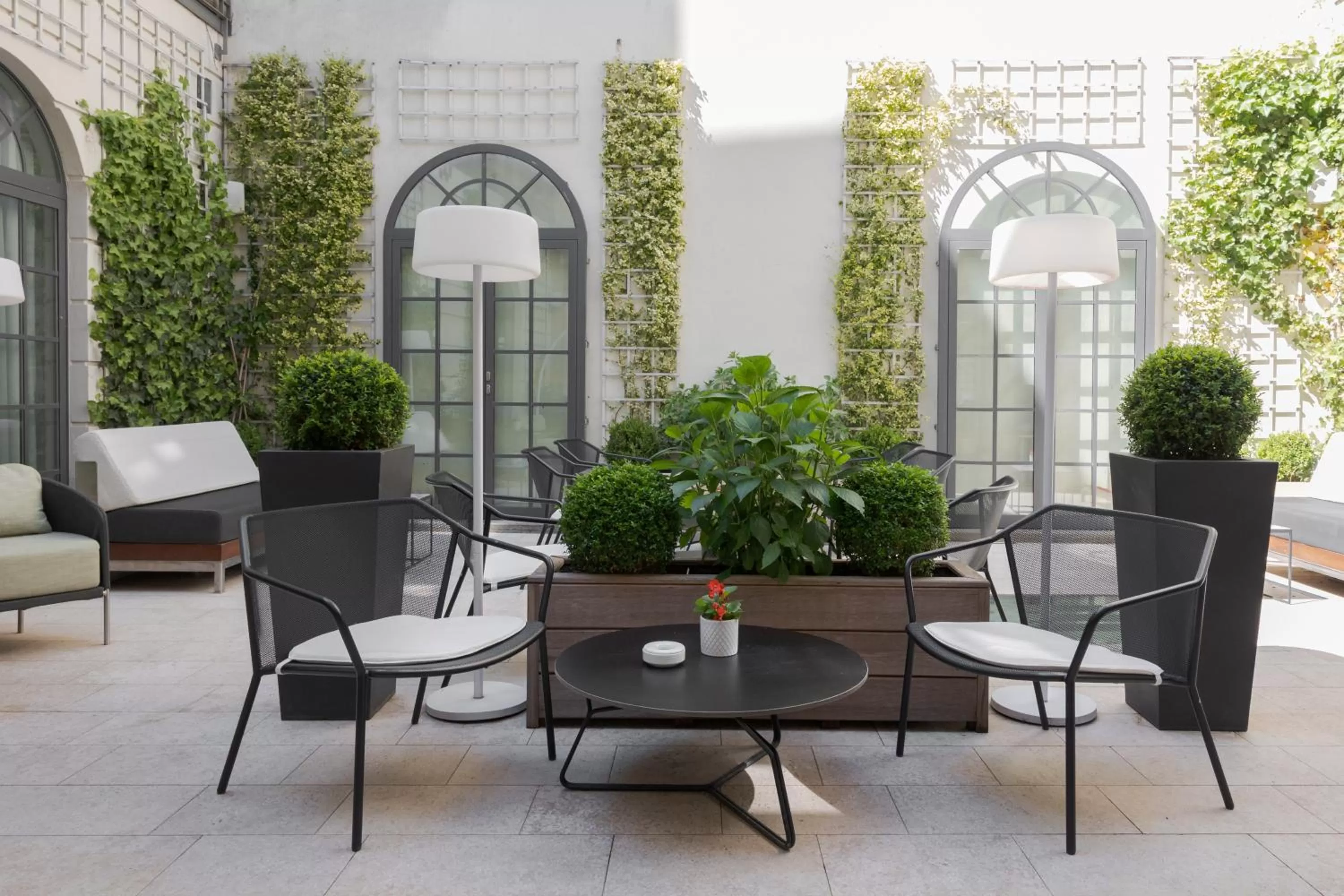 Patio in Hotel Le Place d'Armes - Relais & Châteaux