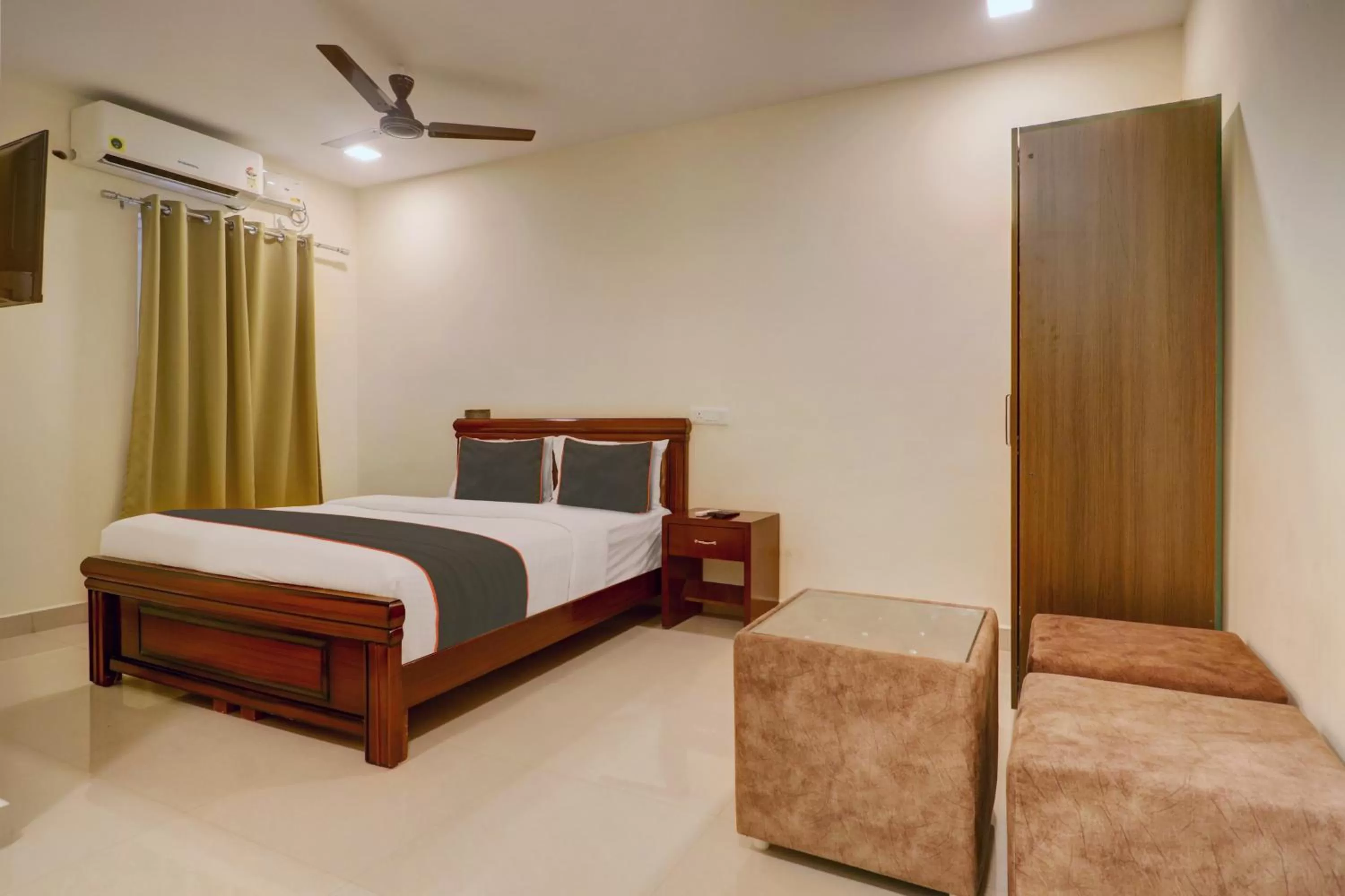 Bedroom, Bed in Super OYO Collection O Halcyon Madhapur