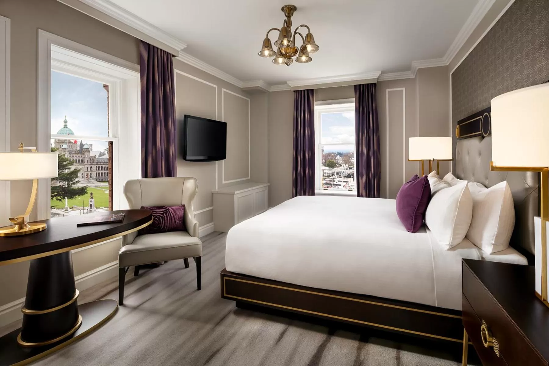 Sea view, Bed in Fairmont Empress Hotel