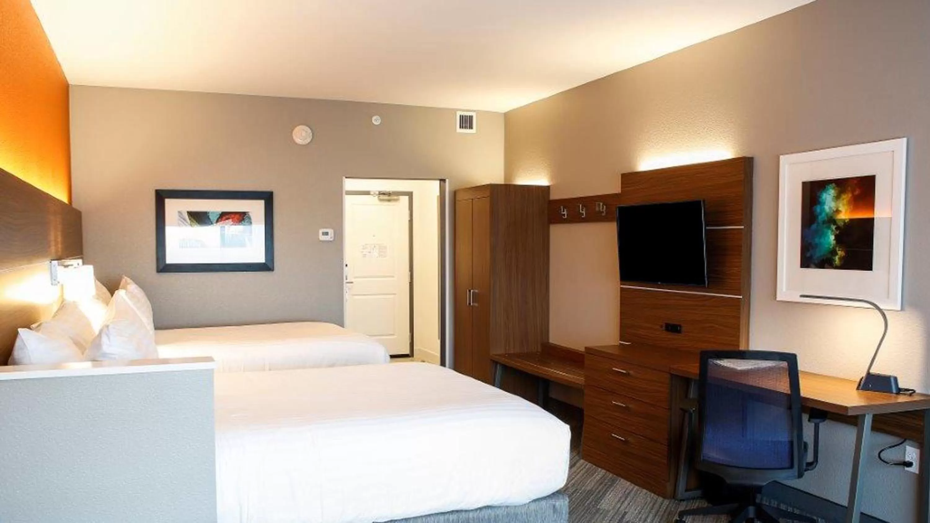 Photo of the whole room, Bed in Holiday Inn Express & Suites Downtown Louisville by IHG