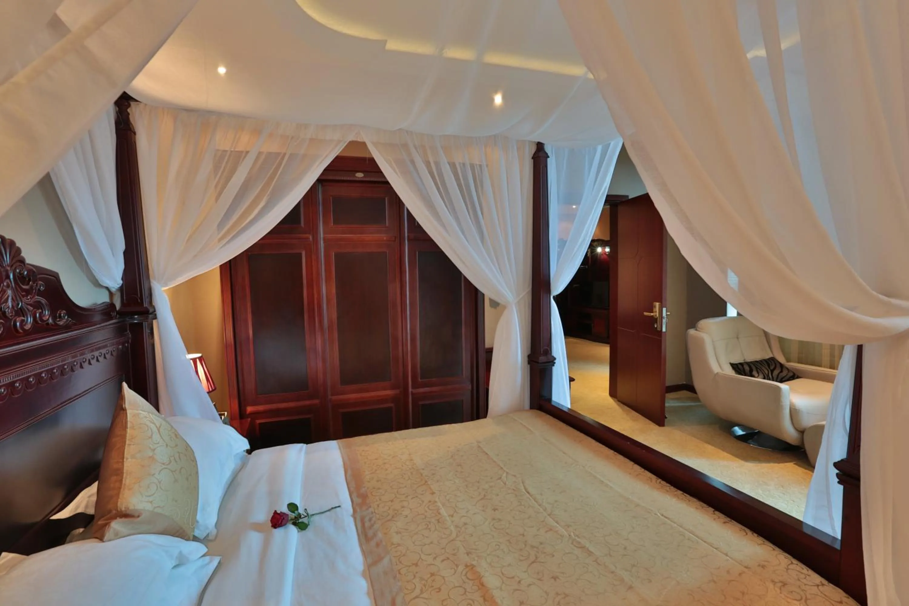 Bedroom, Bed in Friendship International Hotel