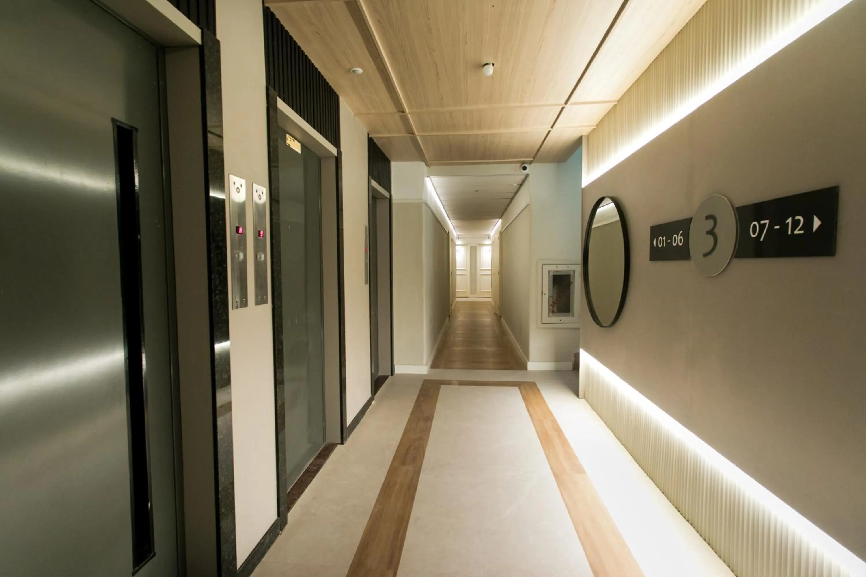 elevator in Regency Park Hotel