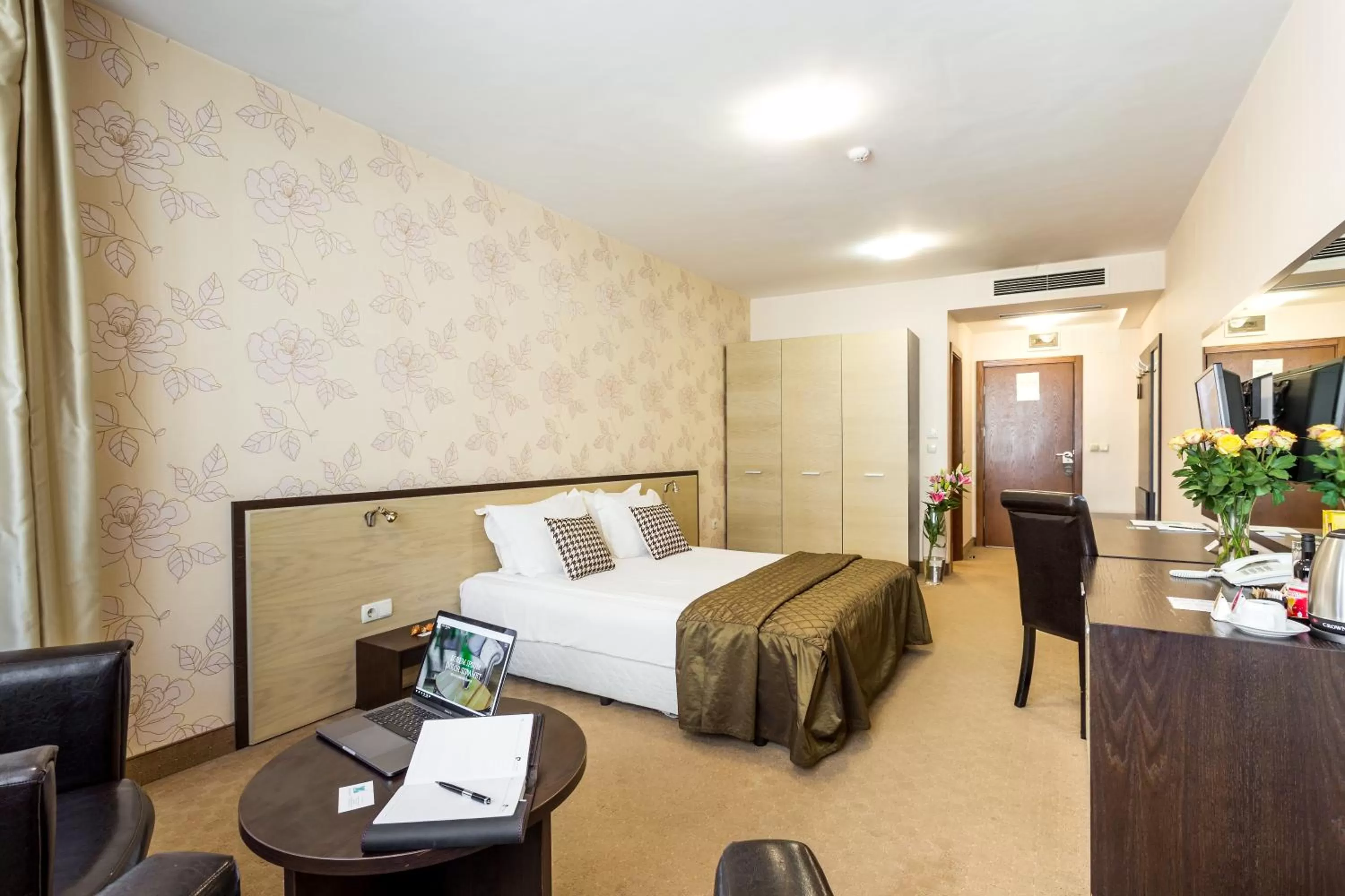 Photo of the whole room, Bed in City Avenue Hotel