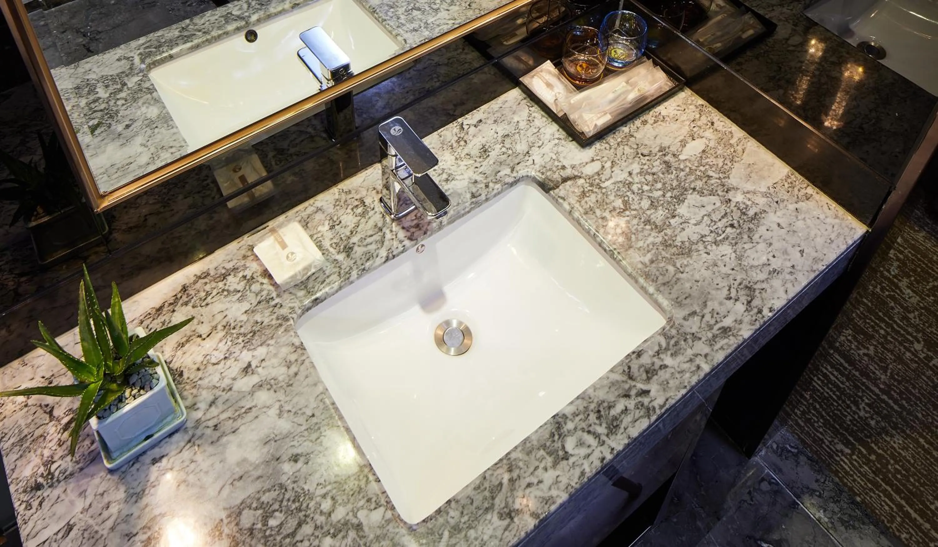 Bathroom in INSAIL Hotel (Shenzhen Dongmen Branch)