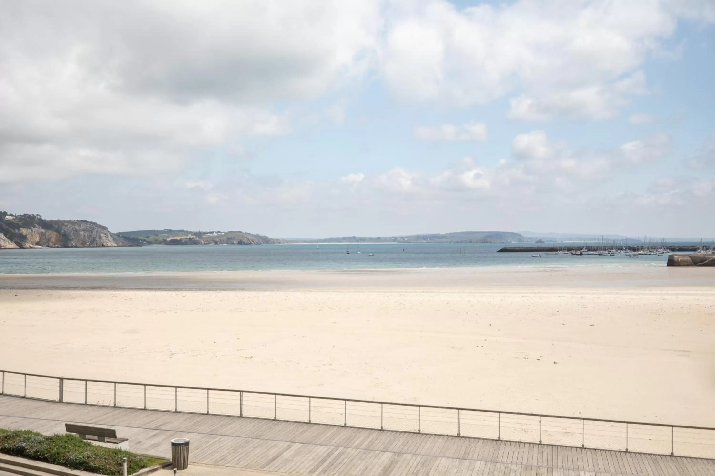 Day in Hôtel de la Baie