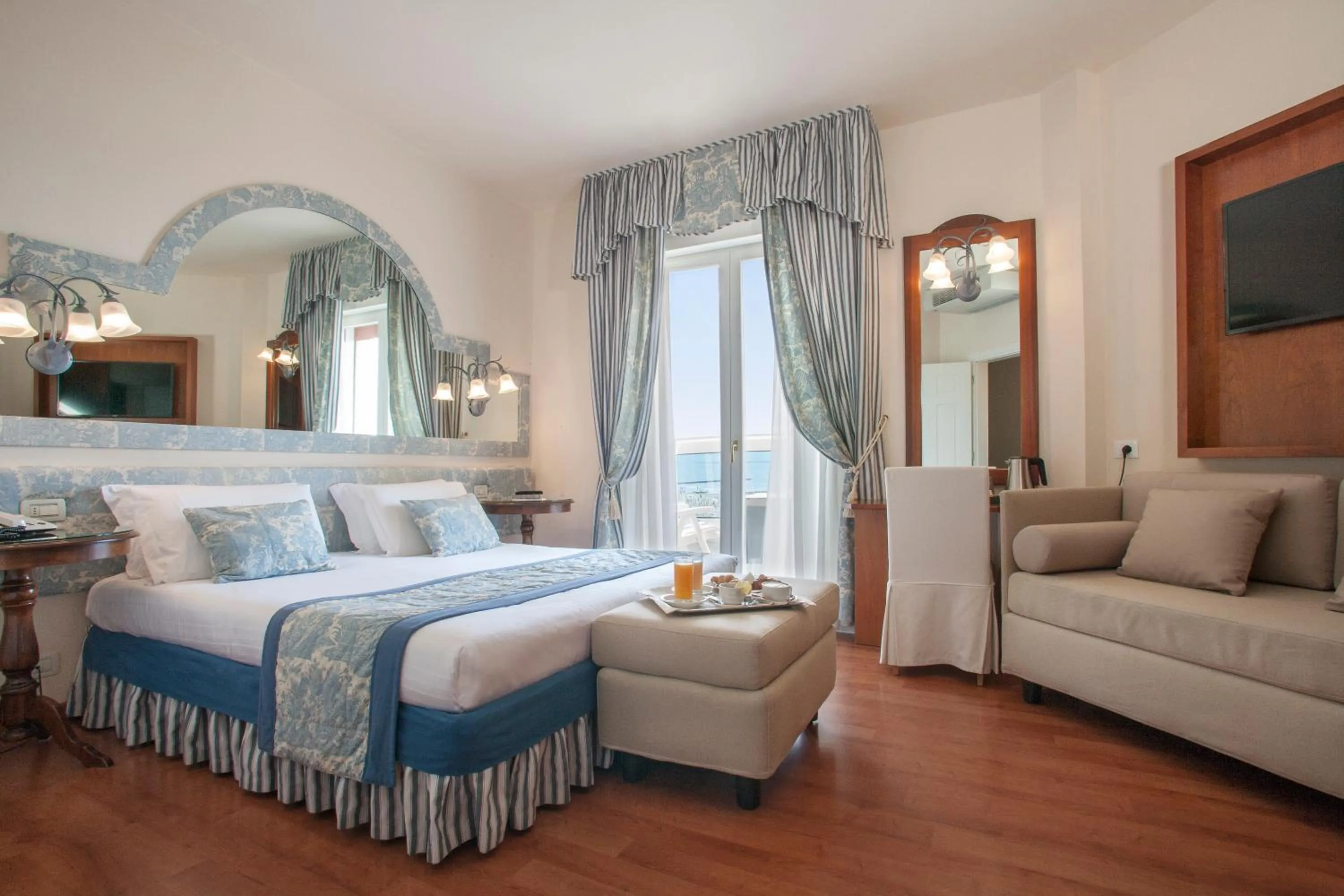 View (from property/room), Bed in Hotel Cavalieri Palace & Suites