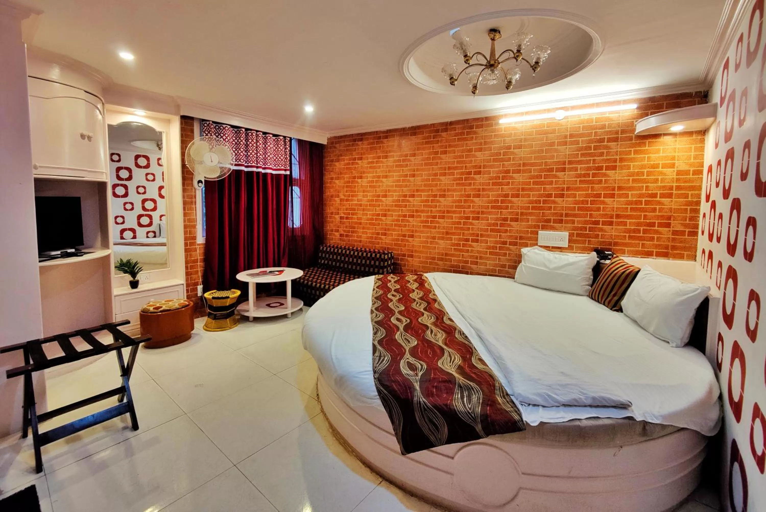 Bedroom, Bed in Auckland Hotel and Restaurant Near Mall Road