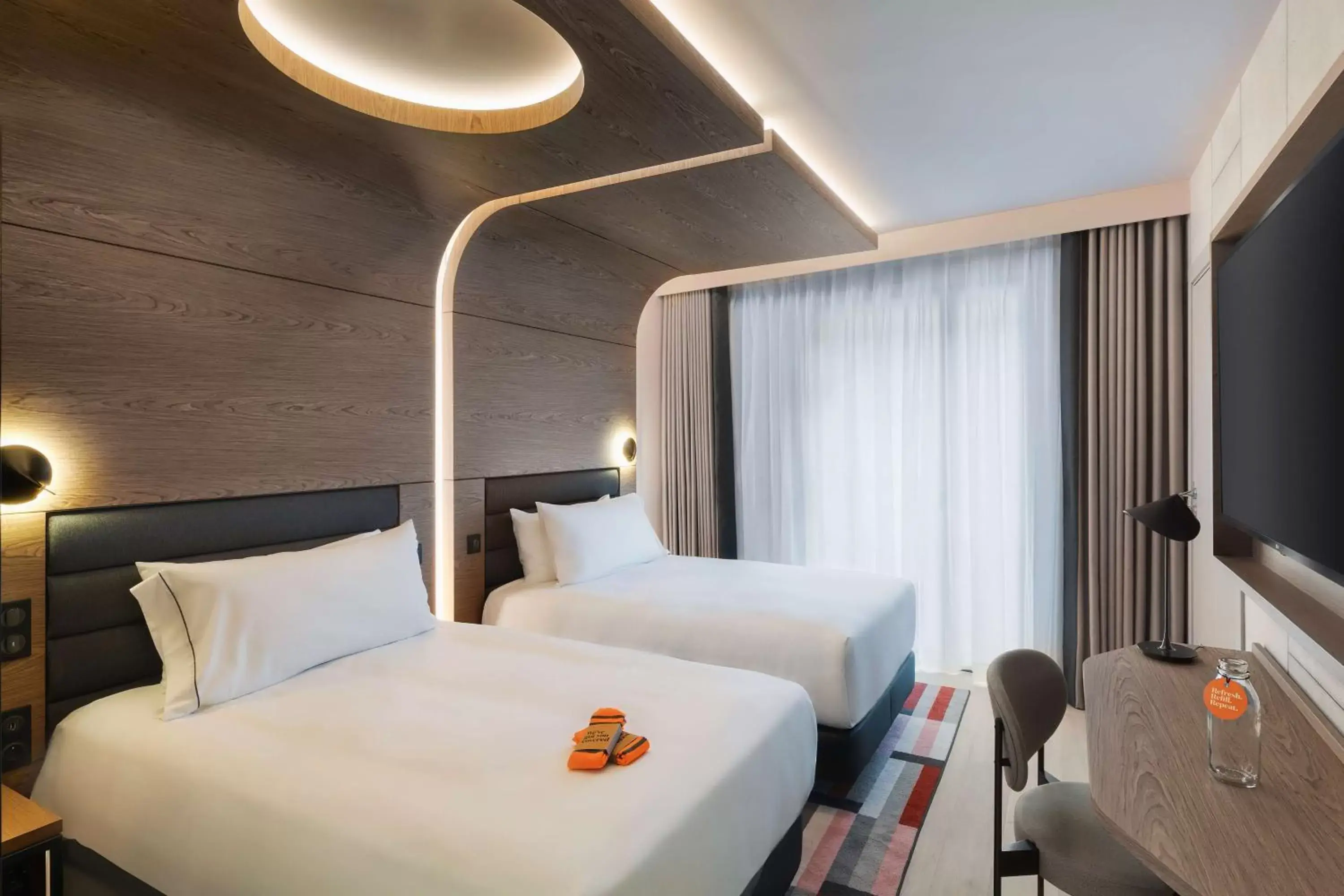 Premium Twin Room in Canopy By Hilton Paris Trocadero Premium Twin Room in Canopy By Hilton Paris Trocadero