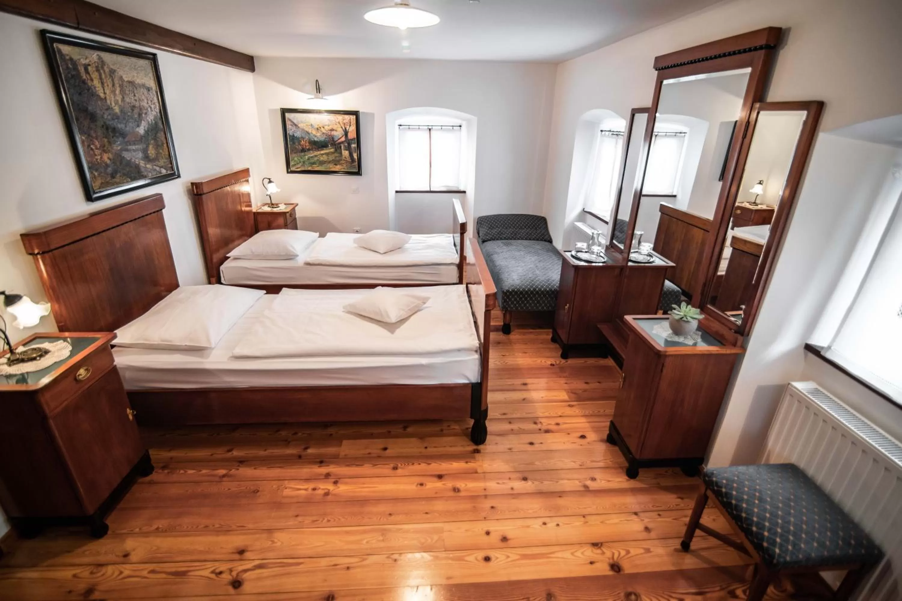 Bed in Hotel Dvor Jezersek Brnik