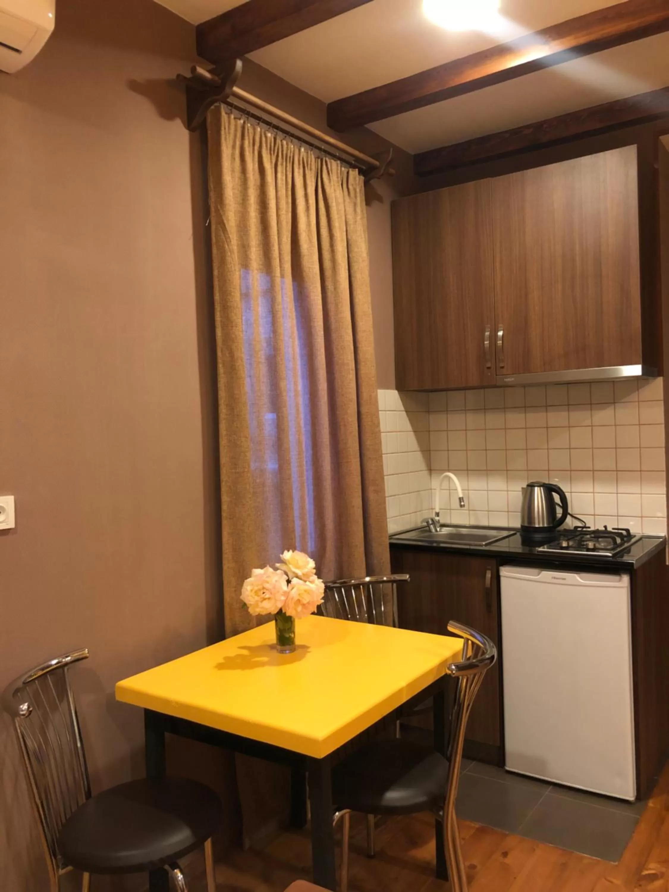Kitchen/Kitchenette in Borjomi Yellow Hotel