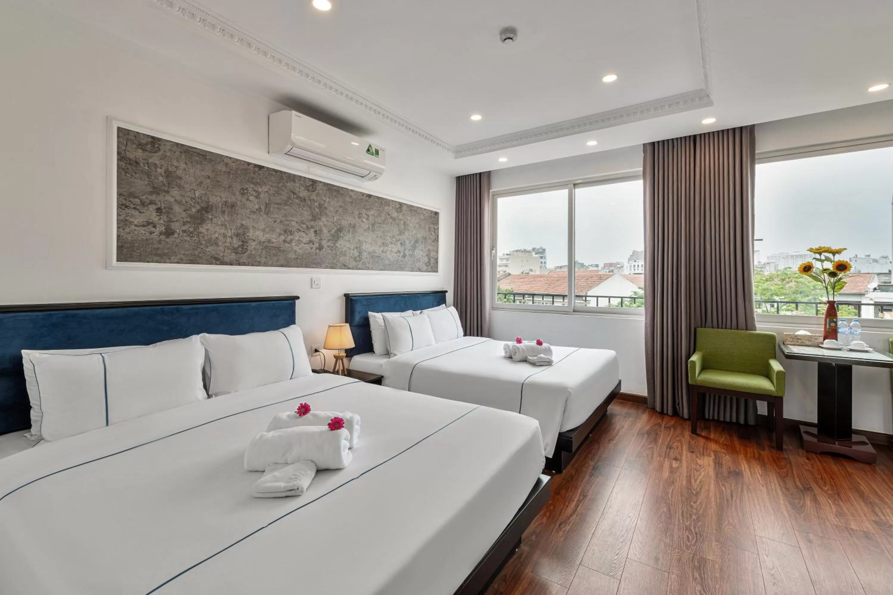 Photo of the whole room, Bed in Golden Sun Hotel