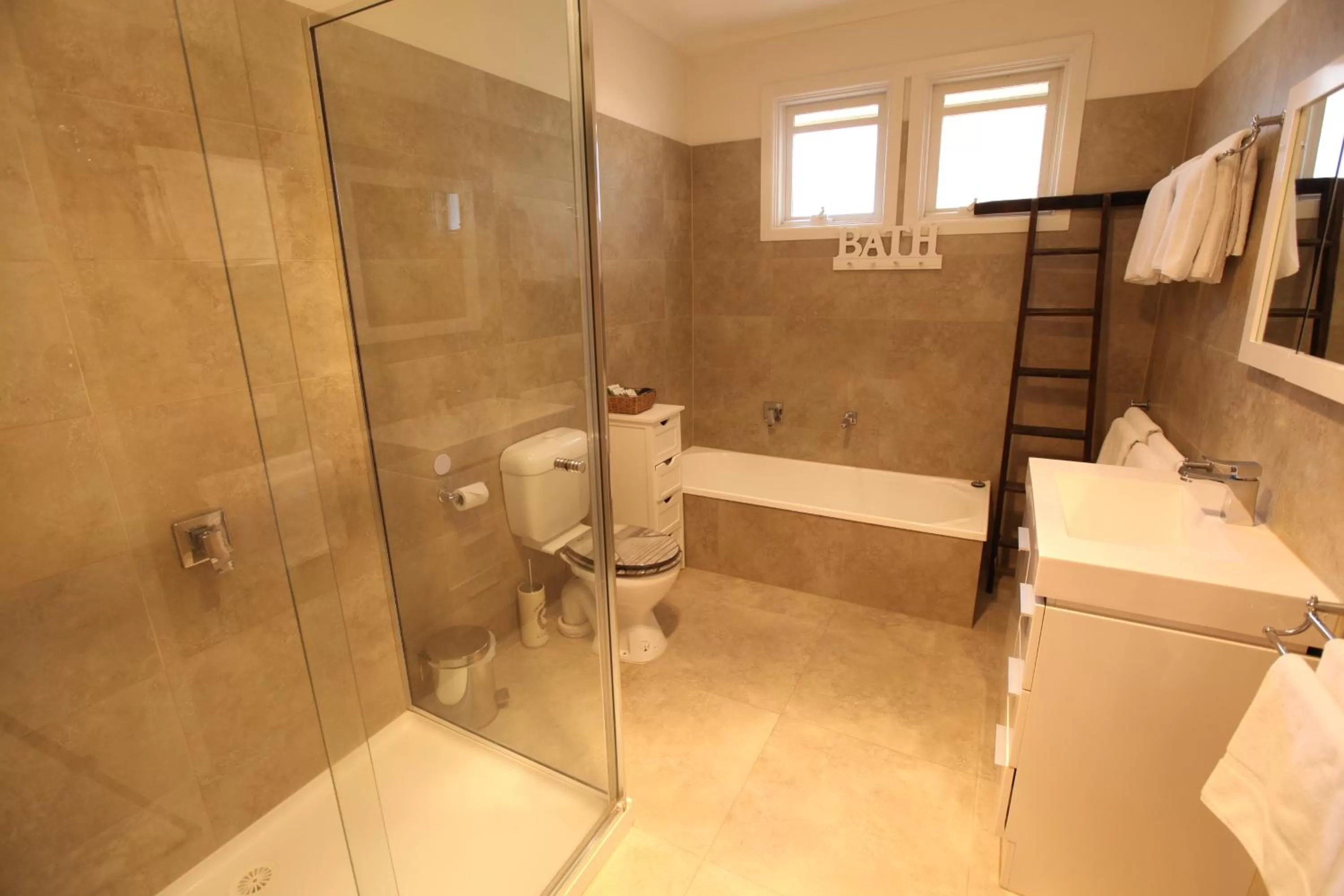 Bathroom in Mornington Motel