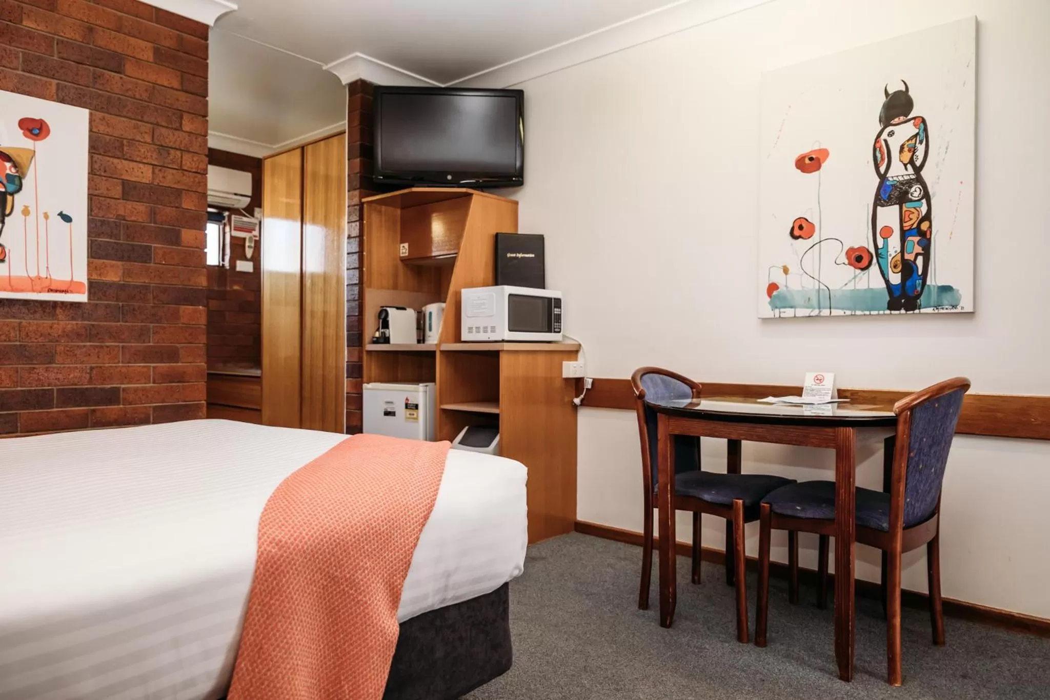 Bed in Country Pathfinder Motor Inn