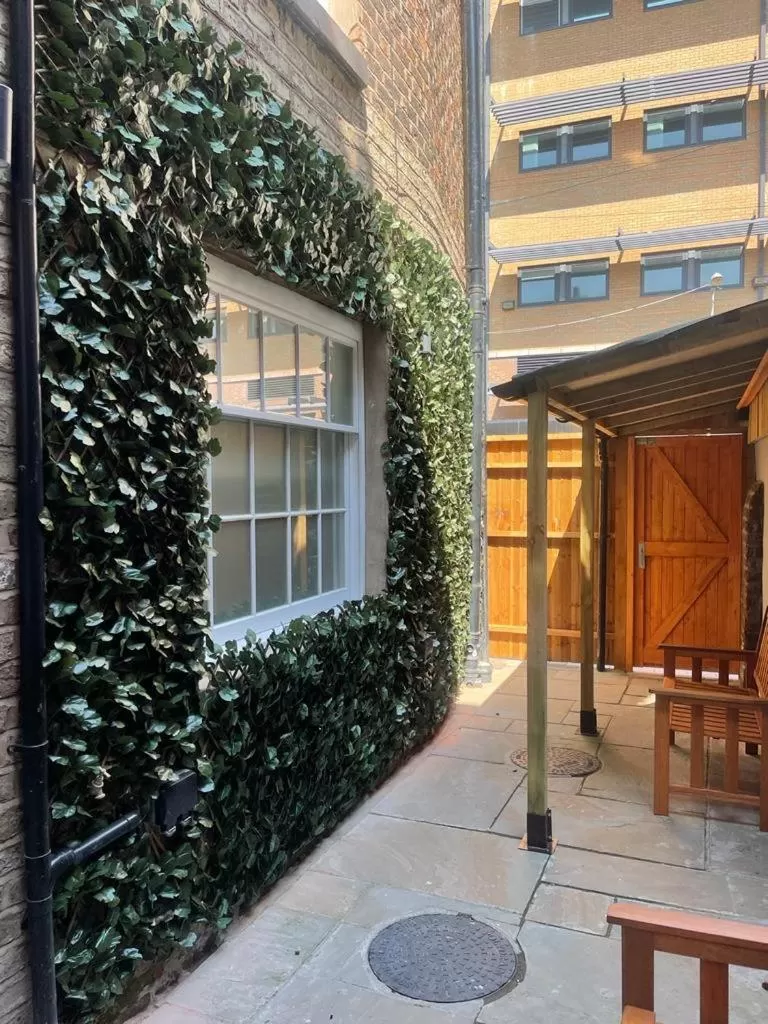 Property building in Belvedere Aparthotel - 83 Mount Pleasant