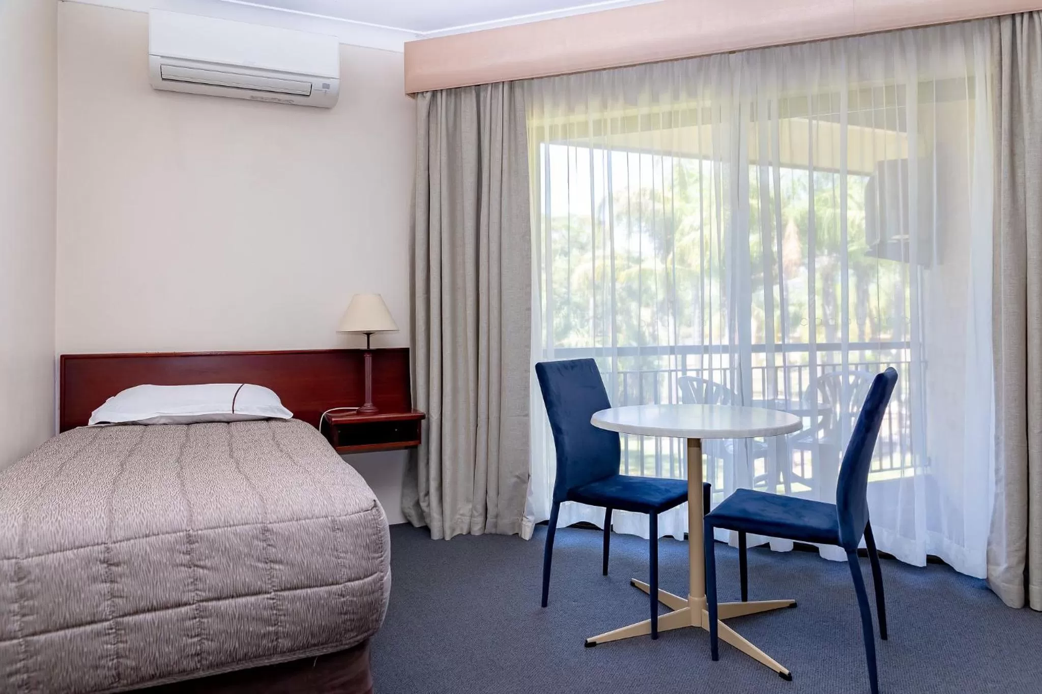 Bedroom, Bed in Charbonnier Motor Inn