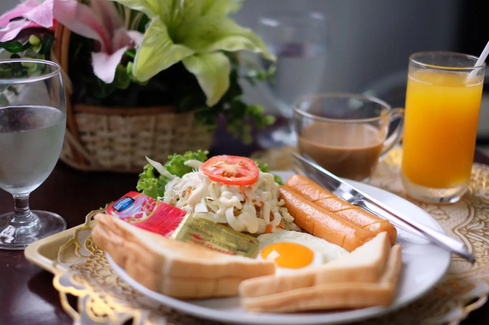 Breakfast in Happyland Mansion