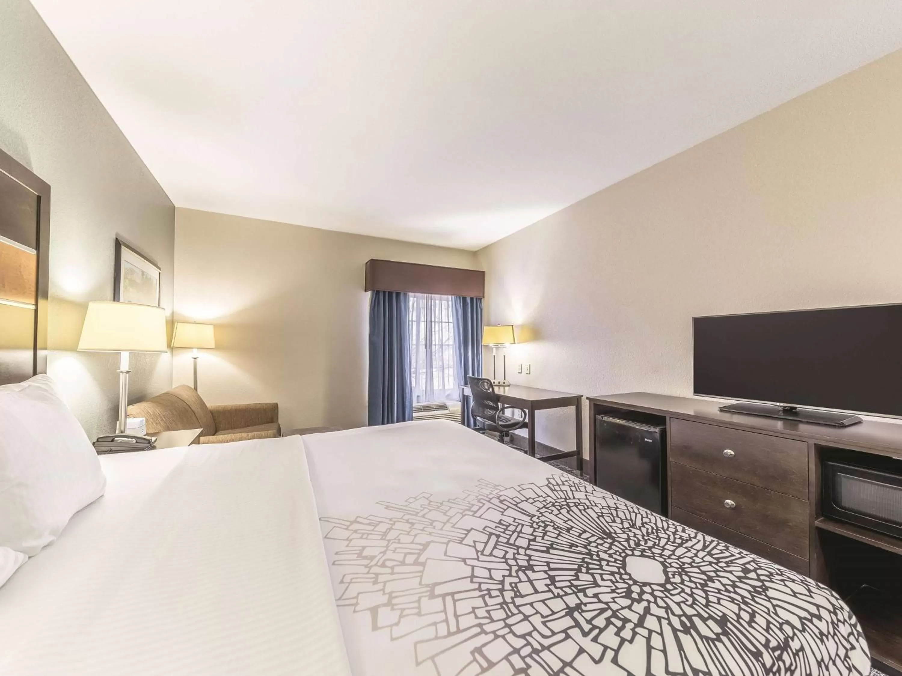 Photo of the whole room, Bed in La Quinta by Wyndham Tulsa - Catoosa