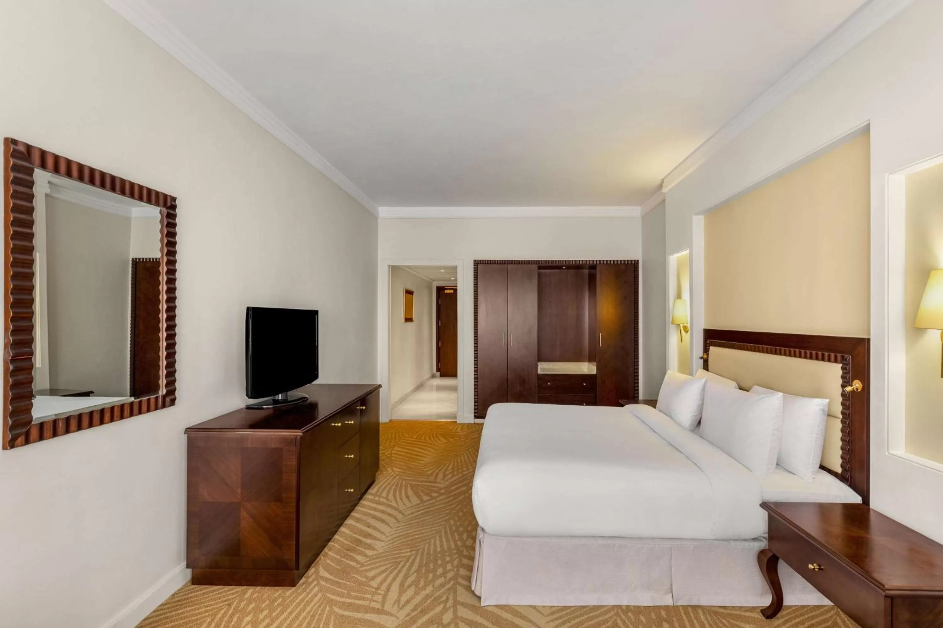 Bed in Hilton Alexandria Green Plaza