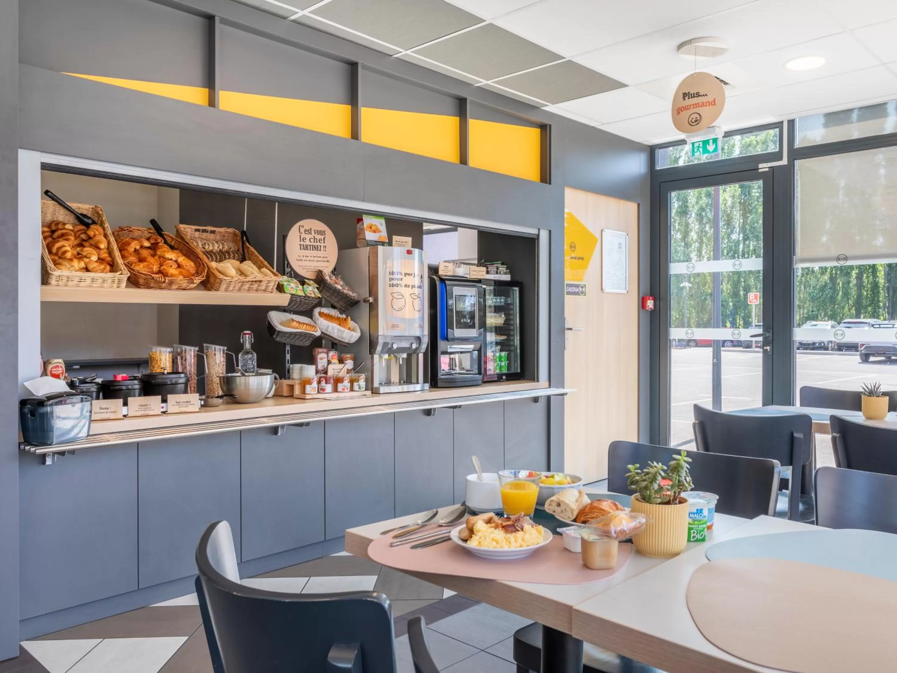 Buffet breakfast in B&B HOTEL Aix en Provence Venelles