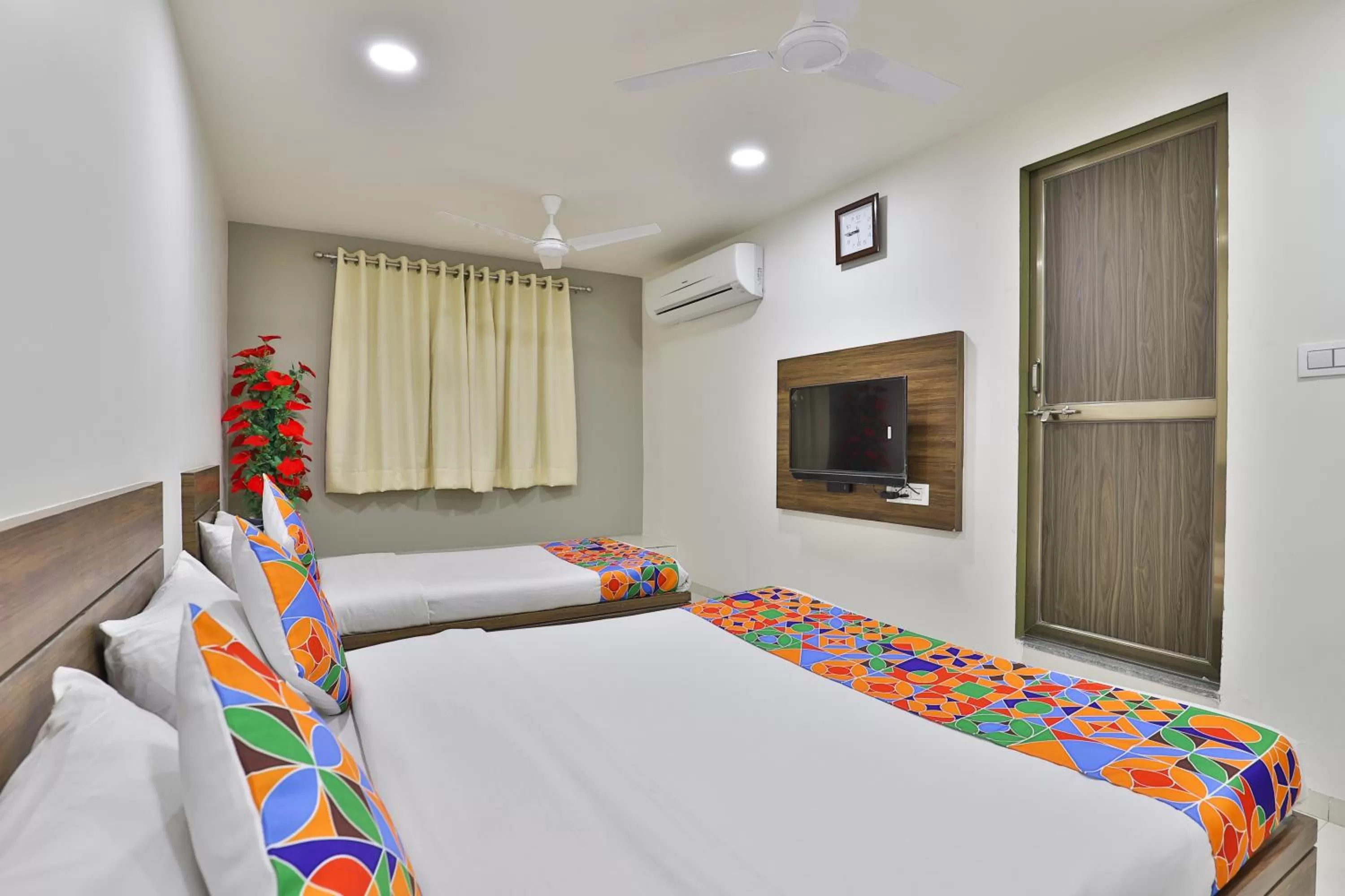 Photo of the whole room, Bed in Hotel Nice RAILWAY STATION