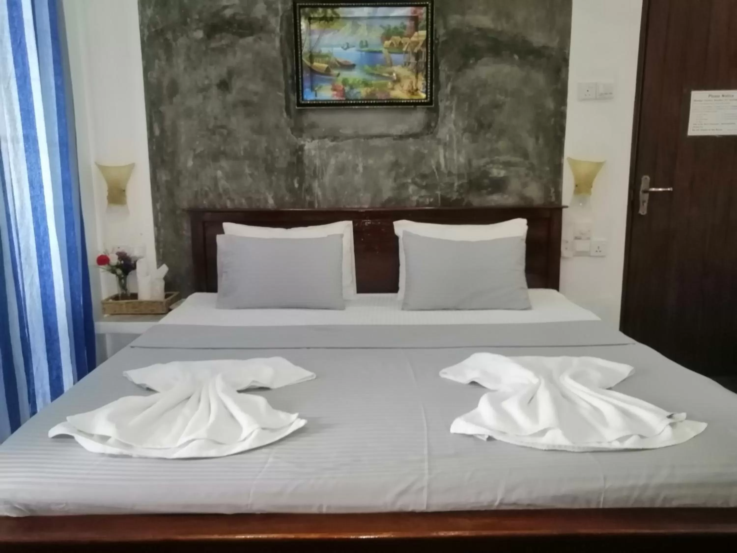 Bed in Le Petit Hotel & Restaurant