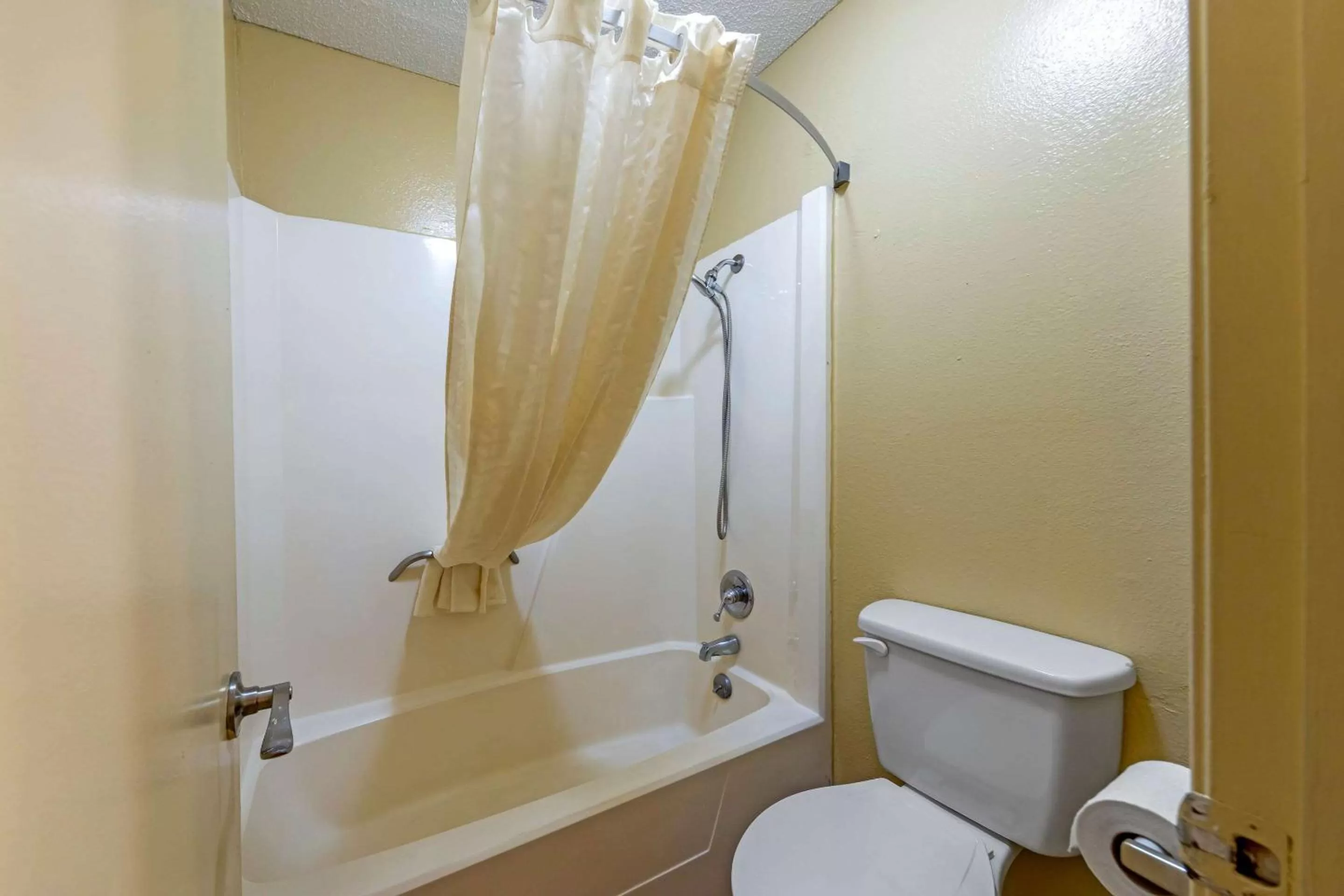 Bathroom in Econo Lodge Pryor