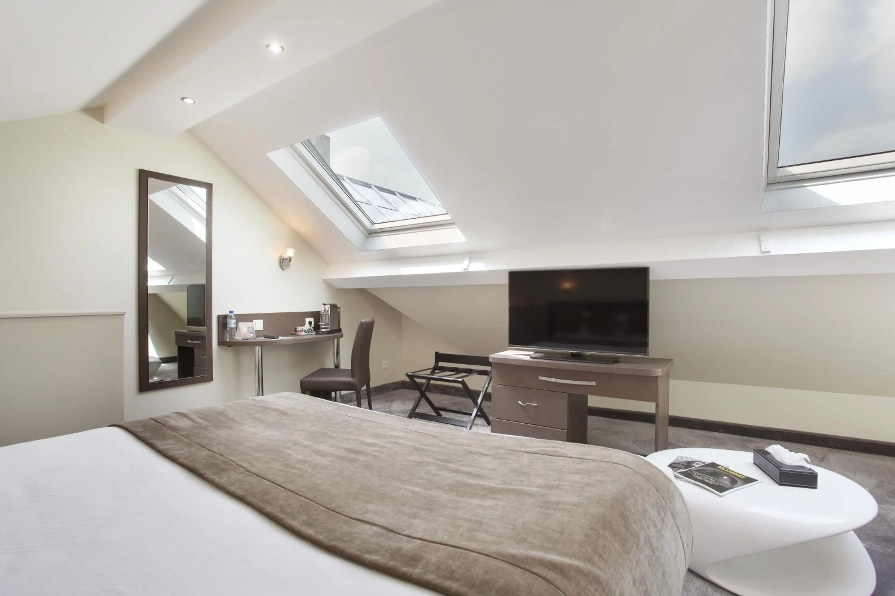 Bed in Hotel Apolonia Paris Mouffetard, Sure Hotel Collection by Best Western