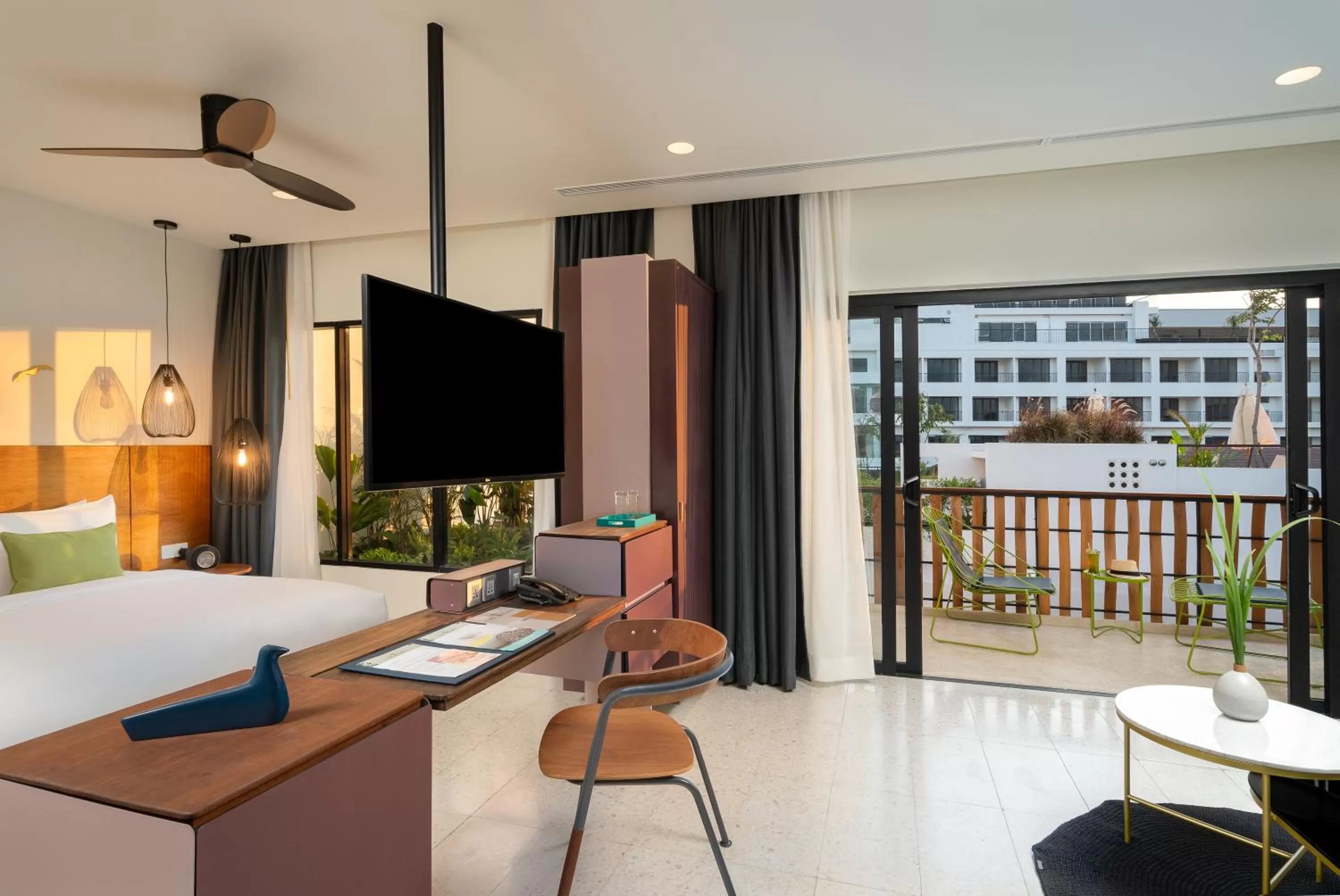 Seating area, Bed in The Aviary Hotel