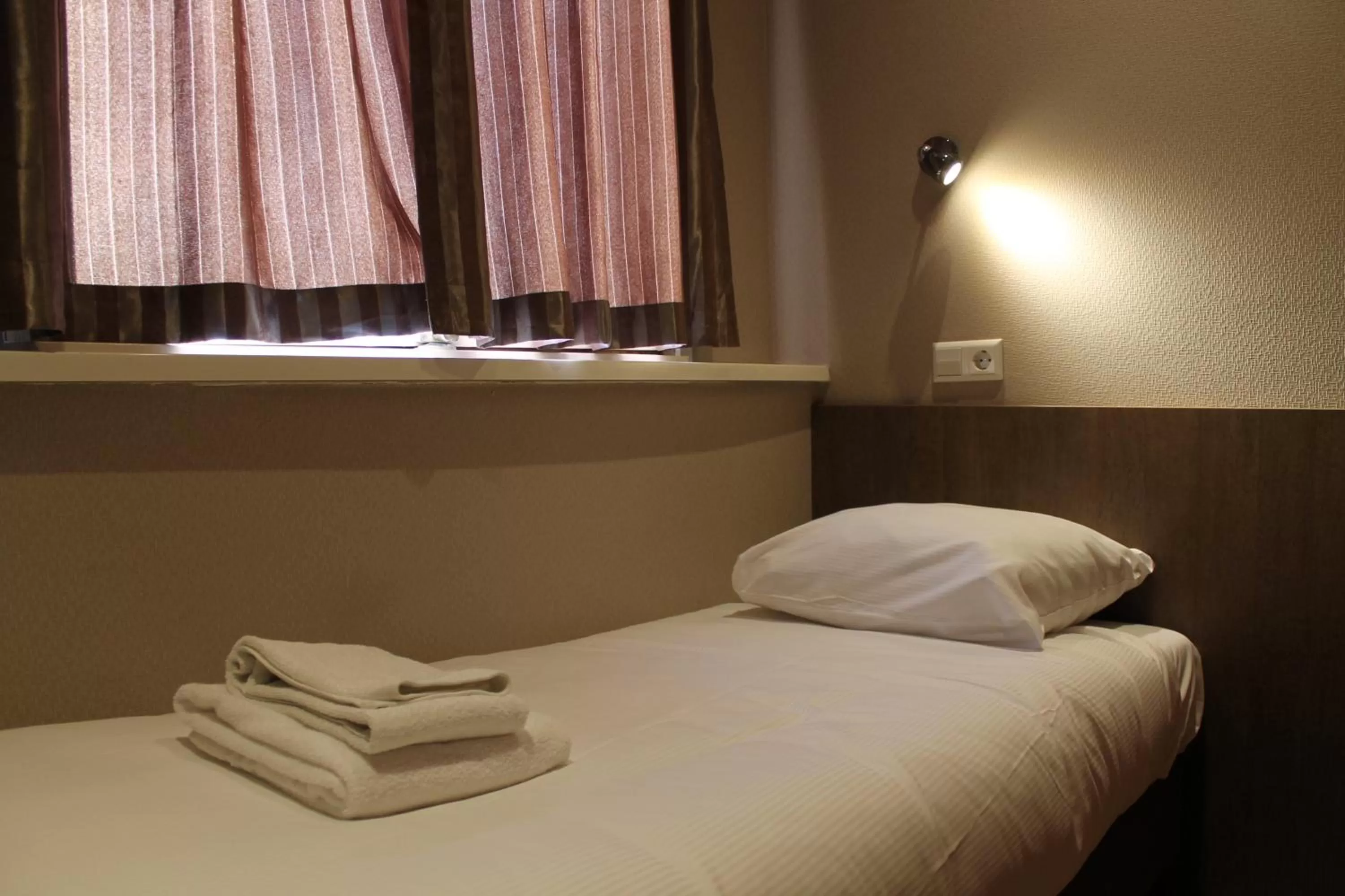 Bedroom, Bed in Blossoms City Hotel