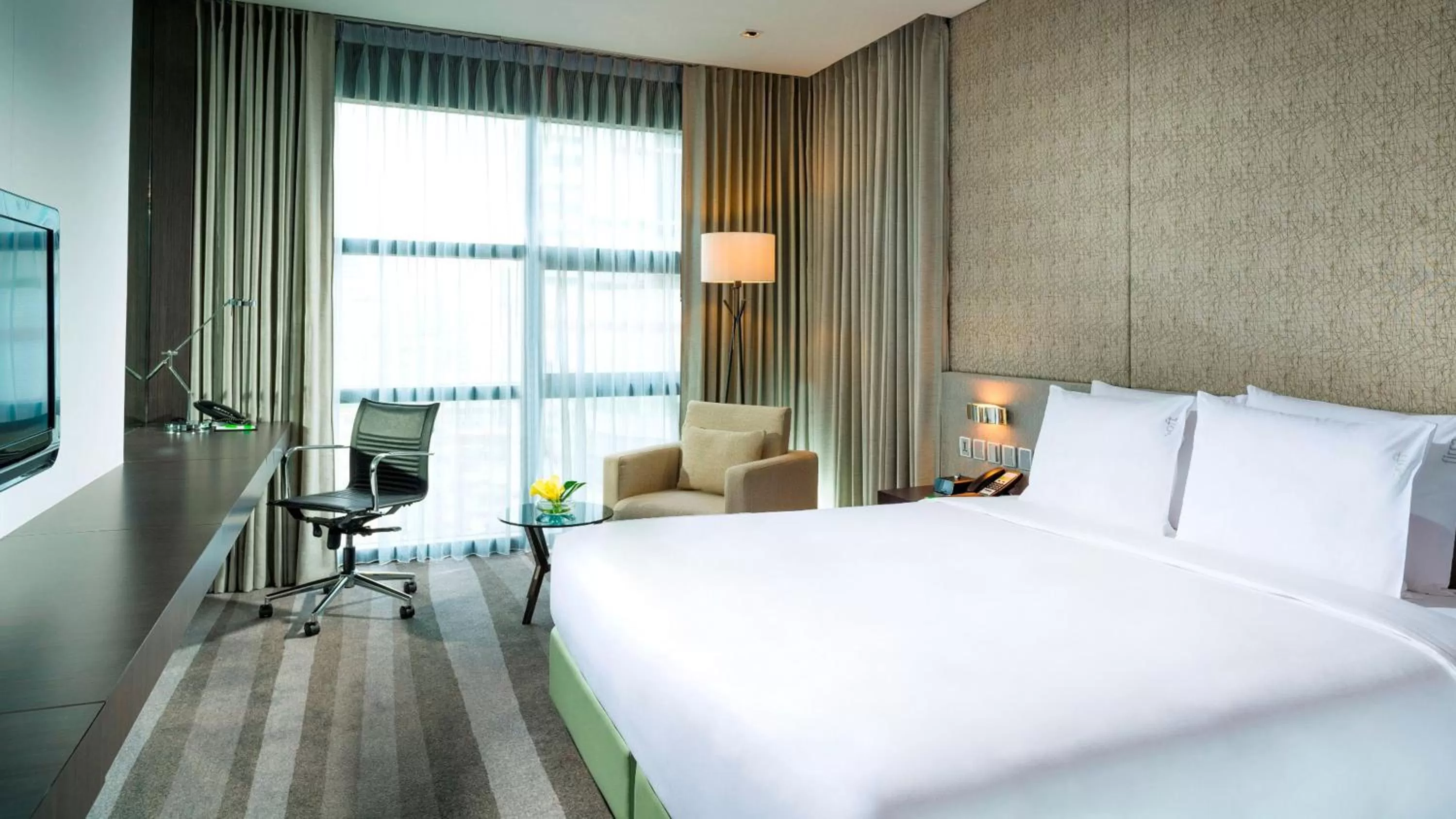 Photo of the whole room, Bed in Holiday Inn Bangkok Sukhumvit by IHG
